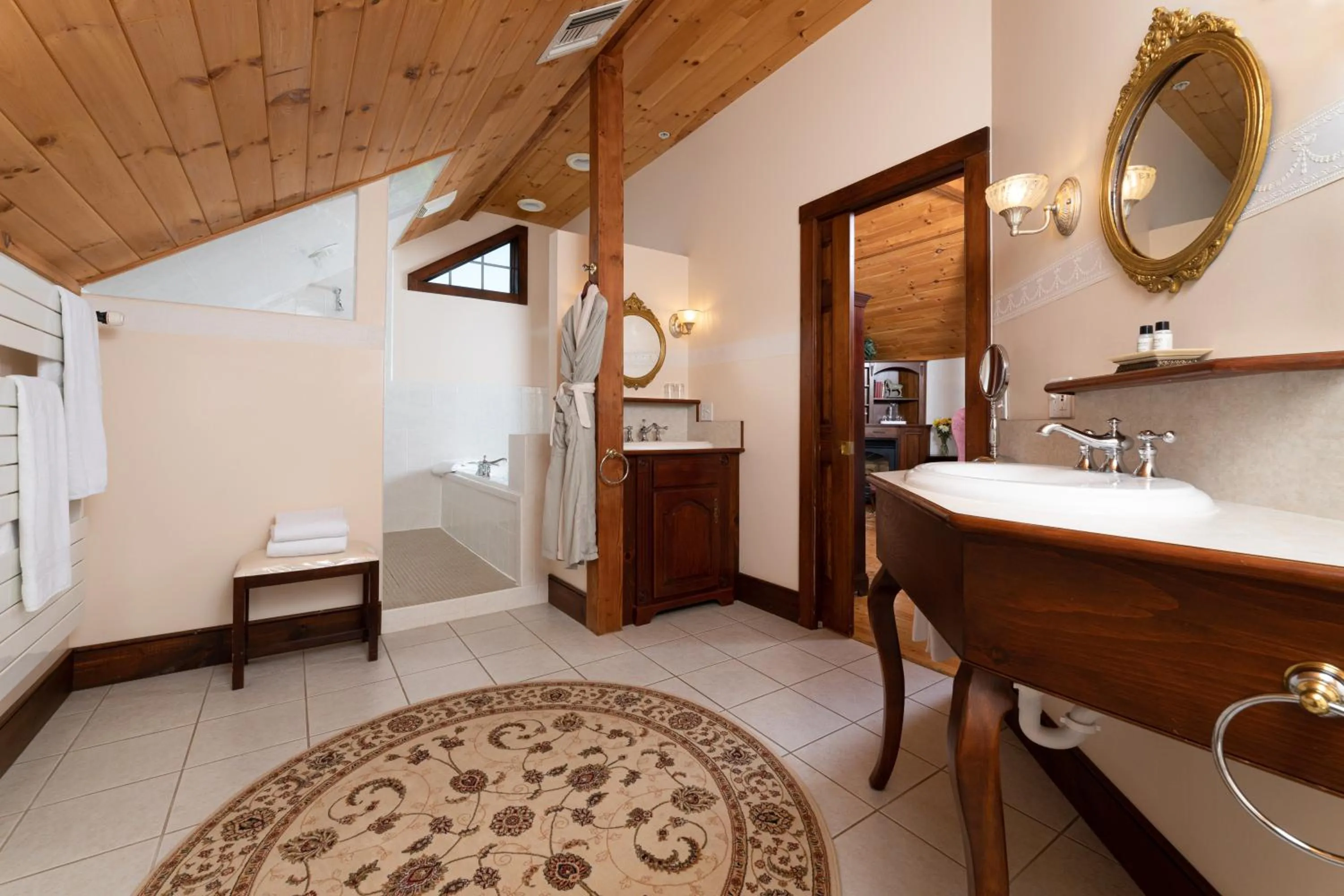 Bed in Stonecroft Country Inn