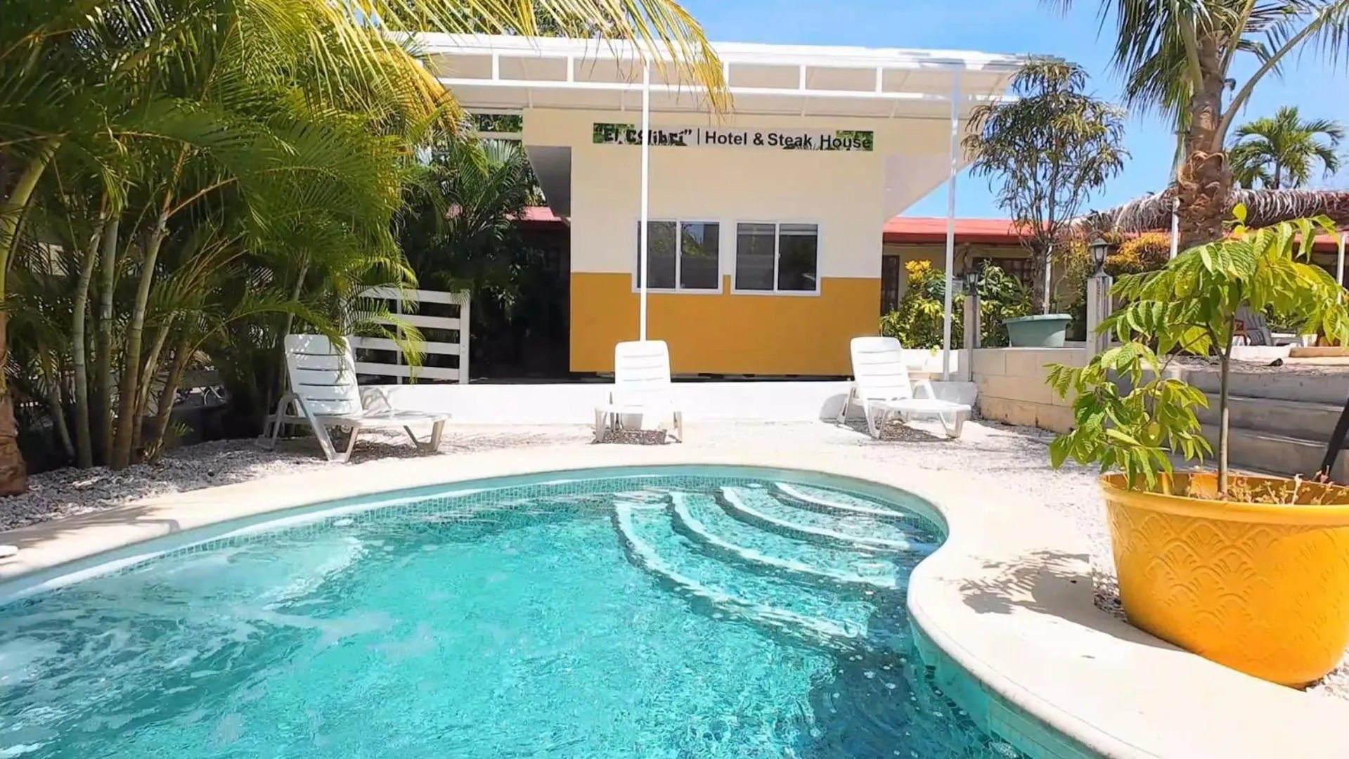 Swimming pool in Cabinas El Colibri, Apart Hotel