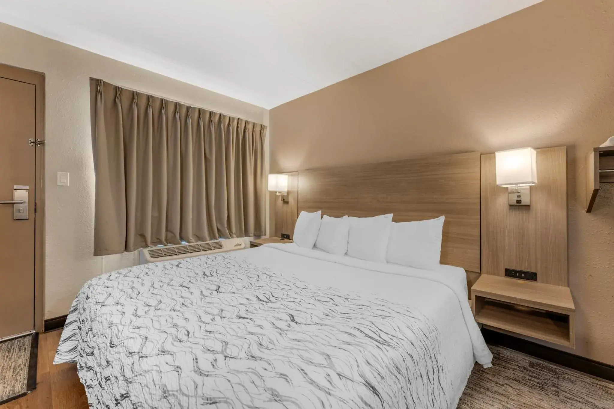 Deluxe King Room Disability Access Roll-In Shower Non-Smoking in Red Roof Inn Bourbonnais Deluxe King Room Disability Access Roll-In Shower Non-Smoking in Red Roof Inn Bourbonnais