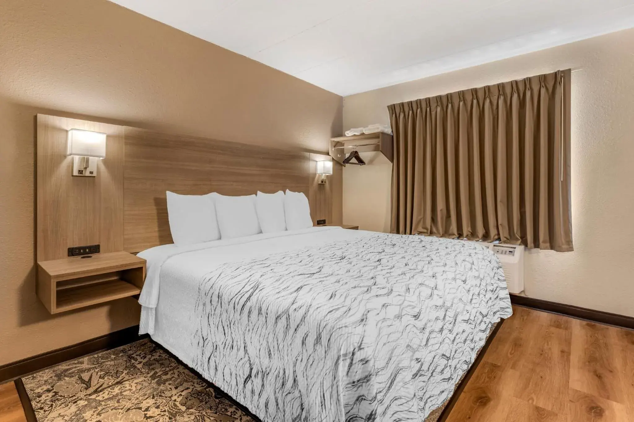 Superior King Room with Kitchen Non-Smoking in Red Roof Inn Bourbonnais Superior King Room with Kitchen Non-Smoking in Red Roof Inn Bourbonnais