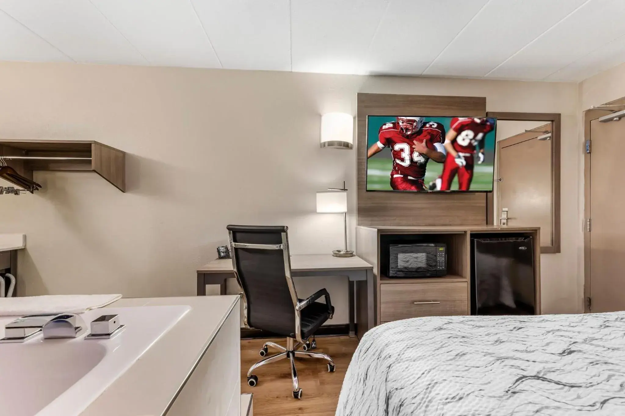 Photo of the whole room, Bed in Red Roof Inn Bourbonnais Photo of the whole room, Bed in Red Roof Inn Bourbonnais