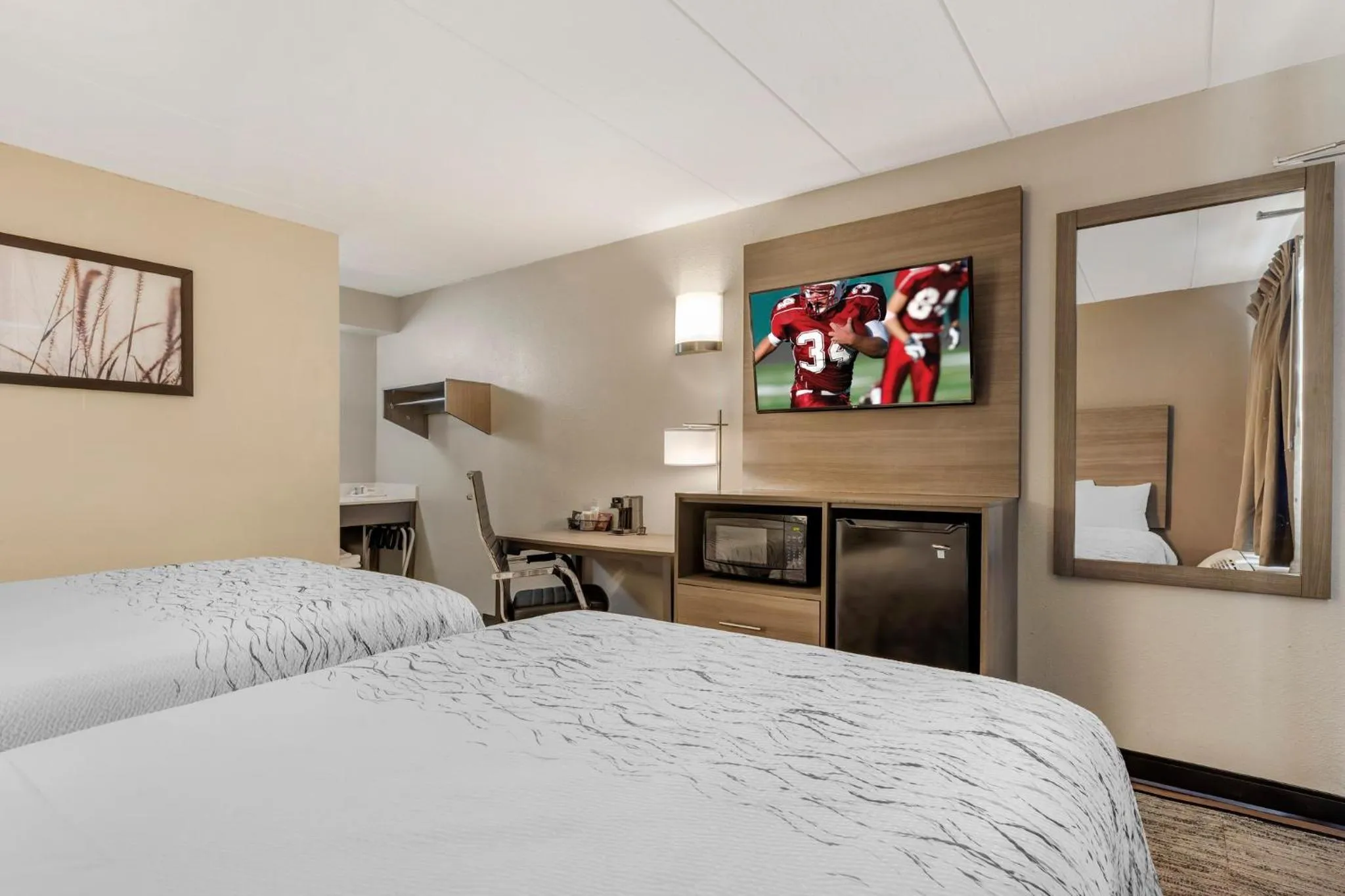 Photo of the whole room, Bed in Red Roof Inn Bourbonnais