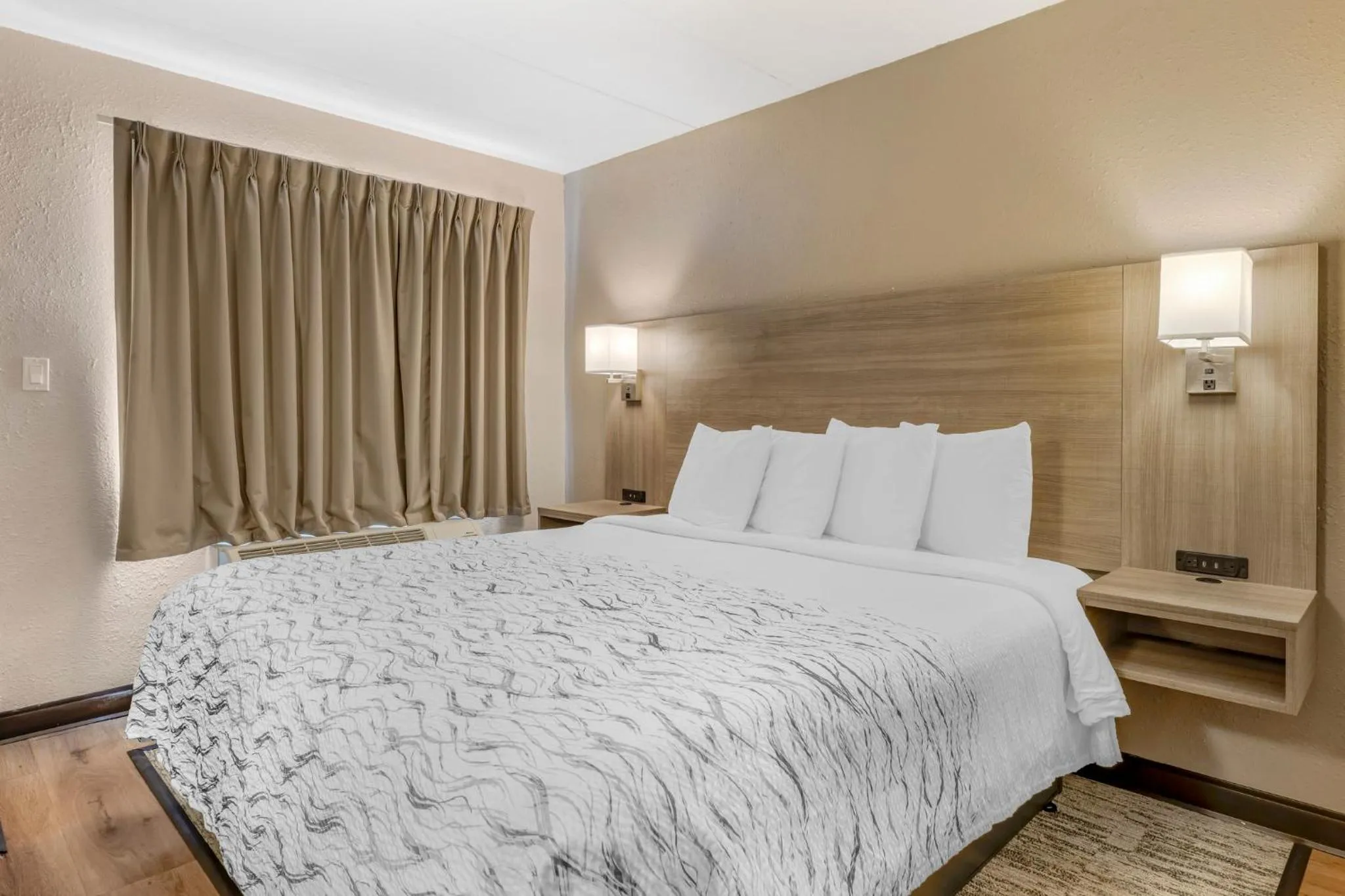 Bedroom, Bed in Red Roof Inn Bourbonnais