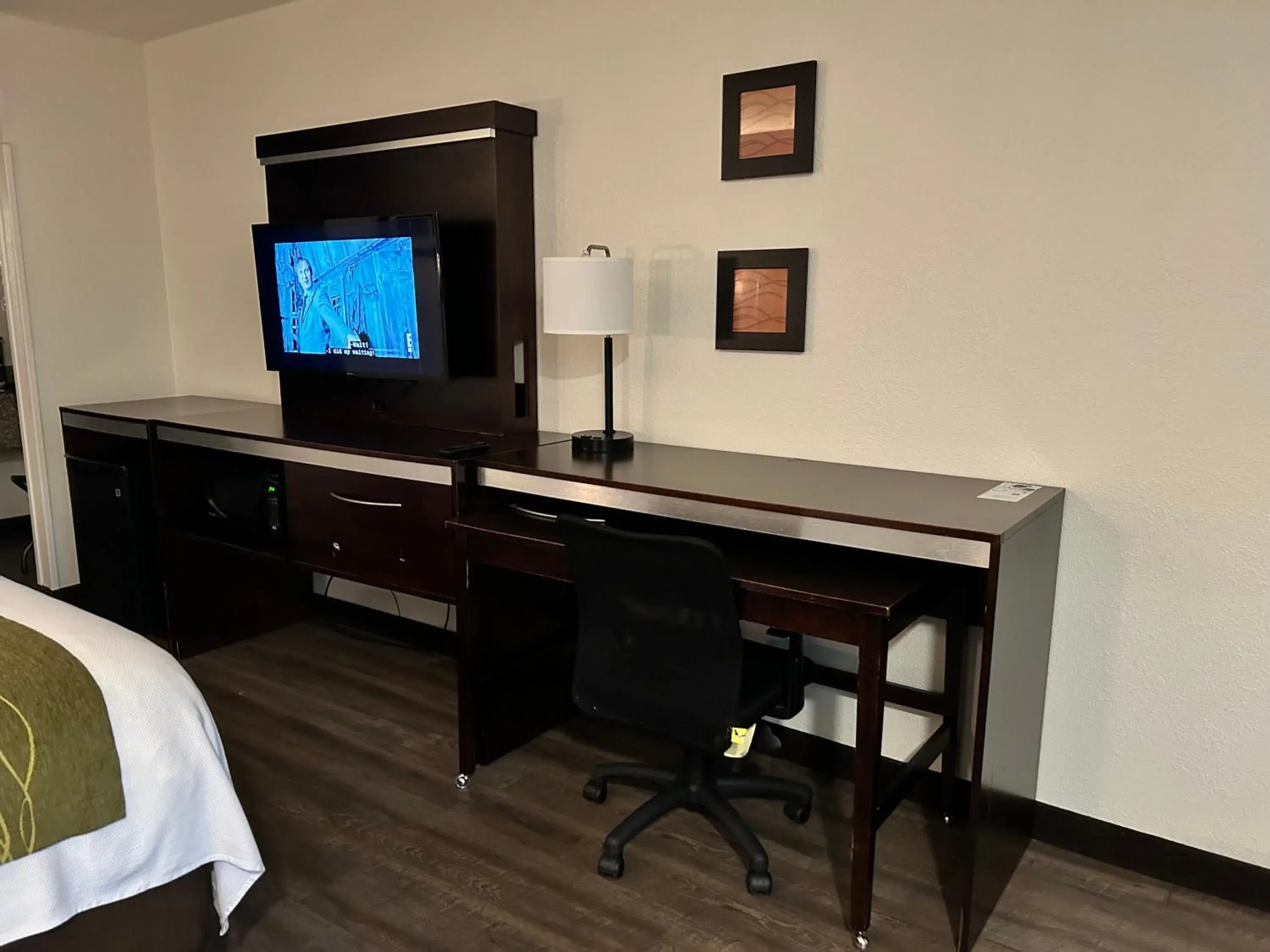 TV and multimedia, Bed in GuestHouse Inn Dothan TV and multimedia, Bed in GuestHouse Inn Dothan