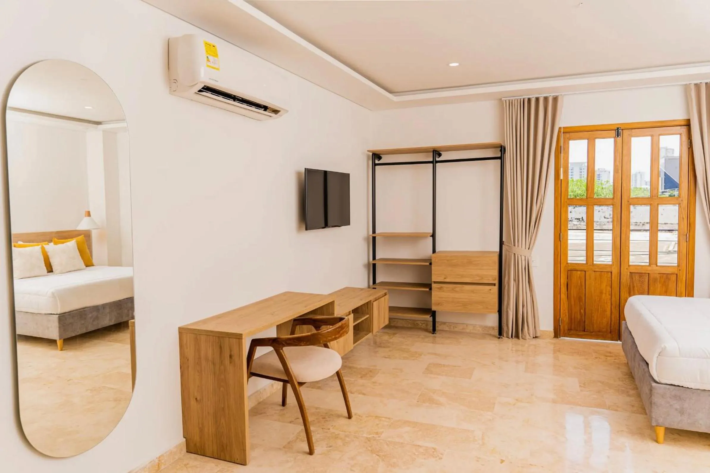 Communal lounge/ TV room, Bed in Del Mar Guest House