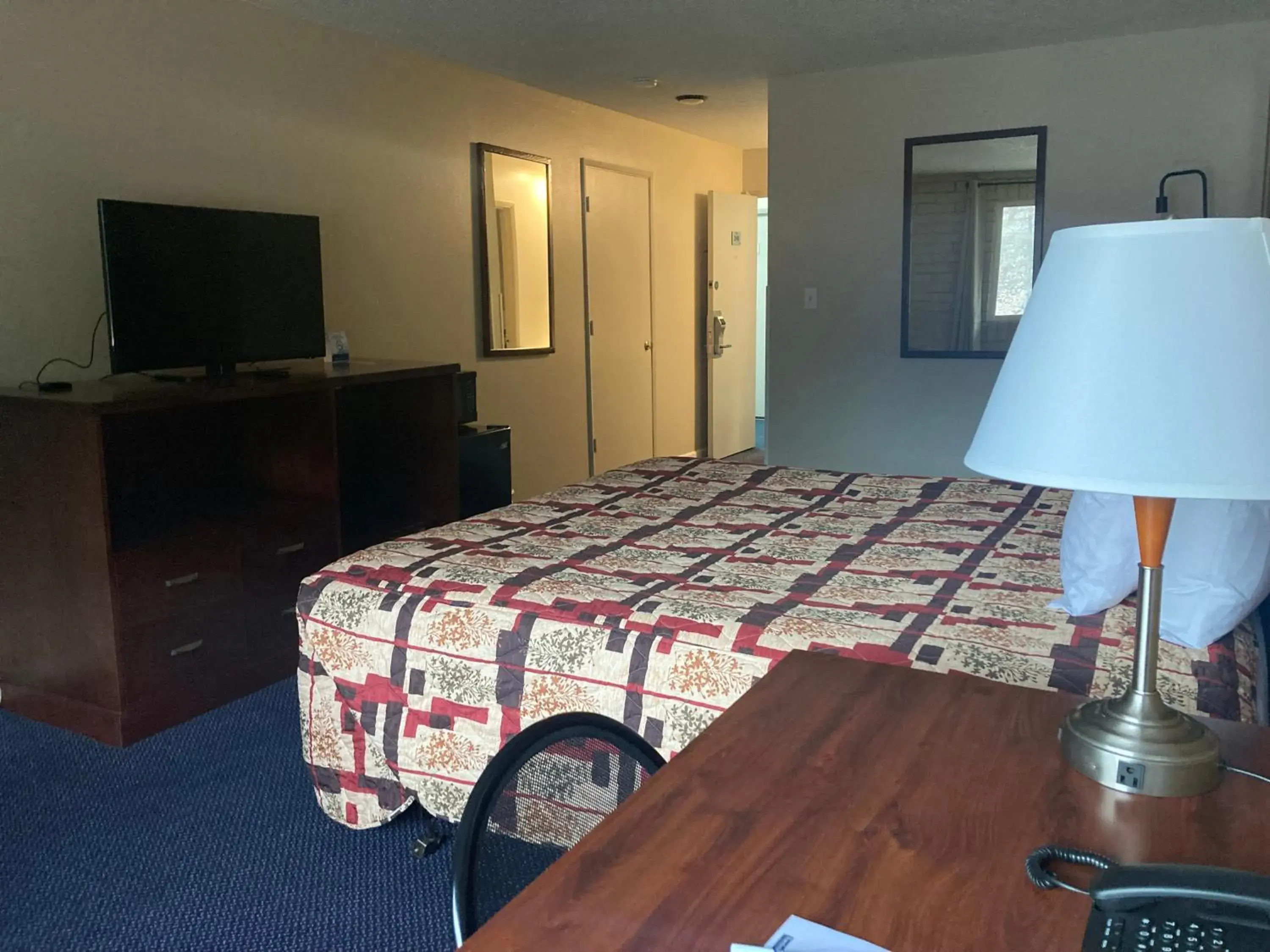 Bedroom, Bed in Travelodge by Wyndham Canyonville Bedroom, Bed in Travelodge by Wyndham Canyonville