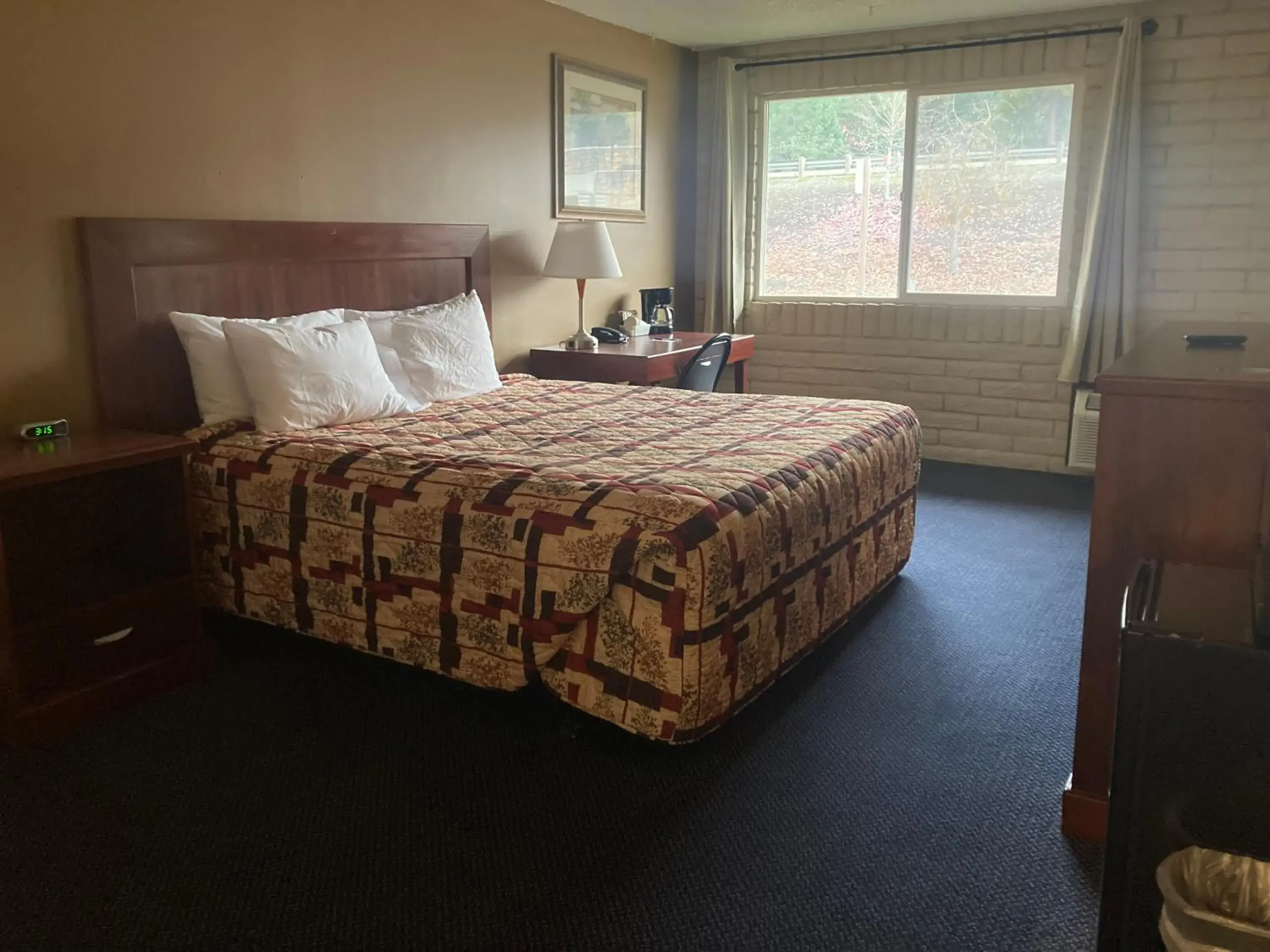 Bedroom, Bed in Travelodge by Wyndham Canyonville Bedroom, Bed in Travelodge by Wyndham Canyonville