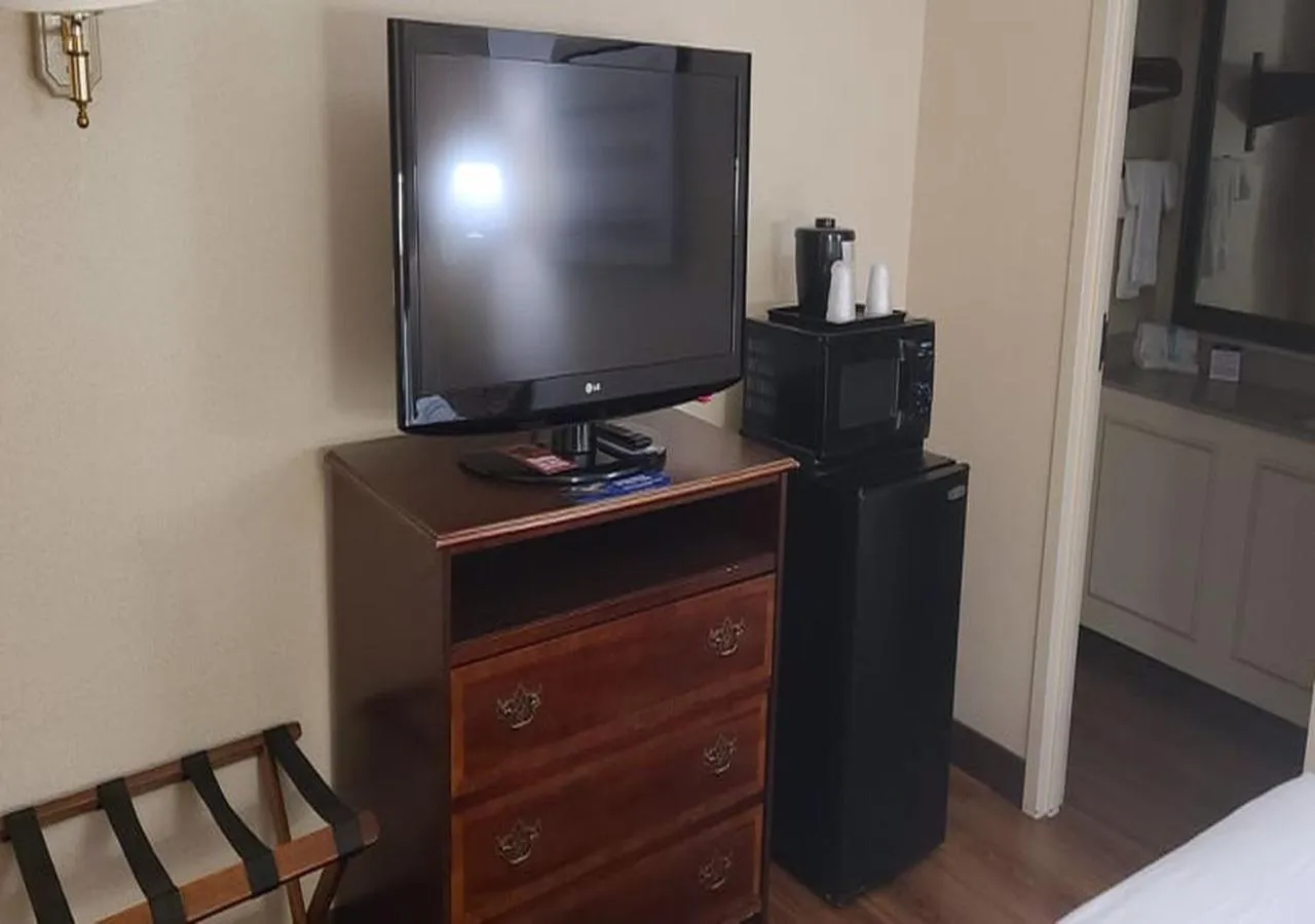 TV and multimedia in Auburn Place Hotel & Suites Cape Girardeau