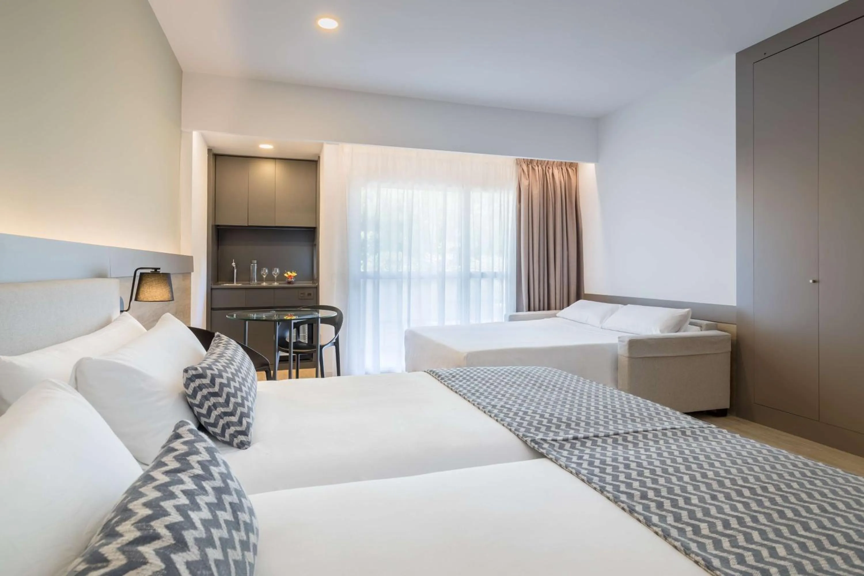 Bedroom, Bed in Occidental Puerto Banús