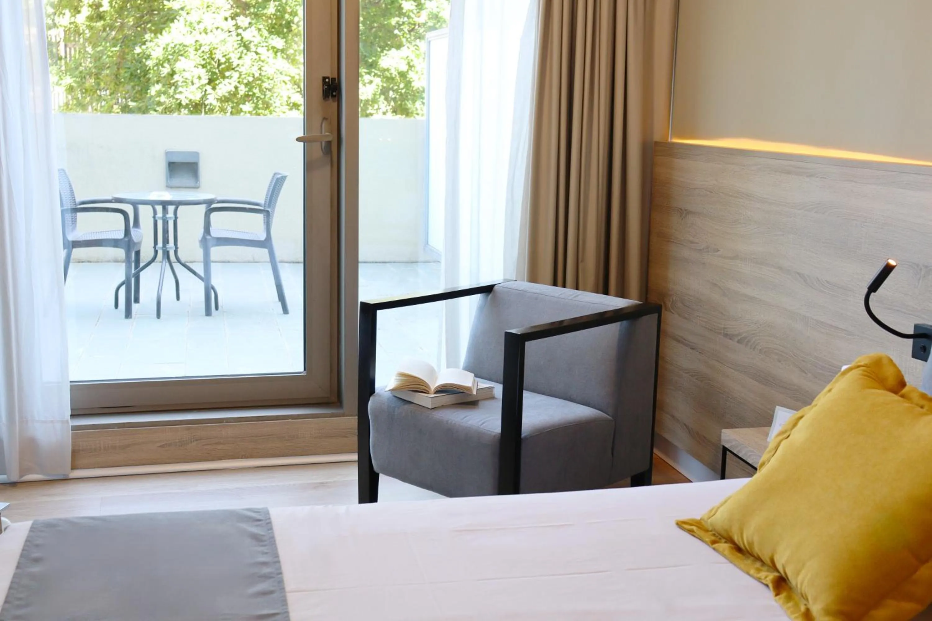 Balcony/Terrace, Bed in Eurohotel Barcelona Granvia Fira