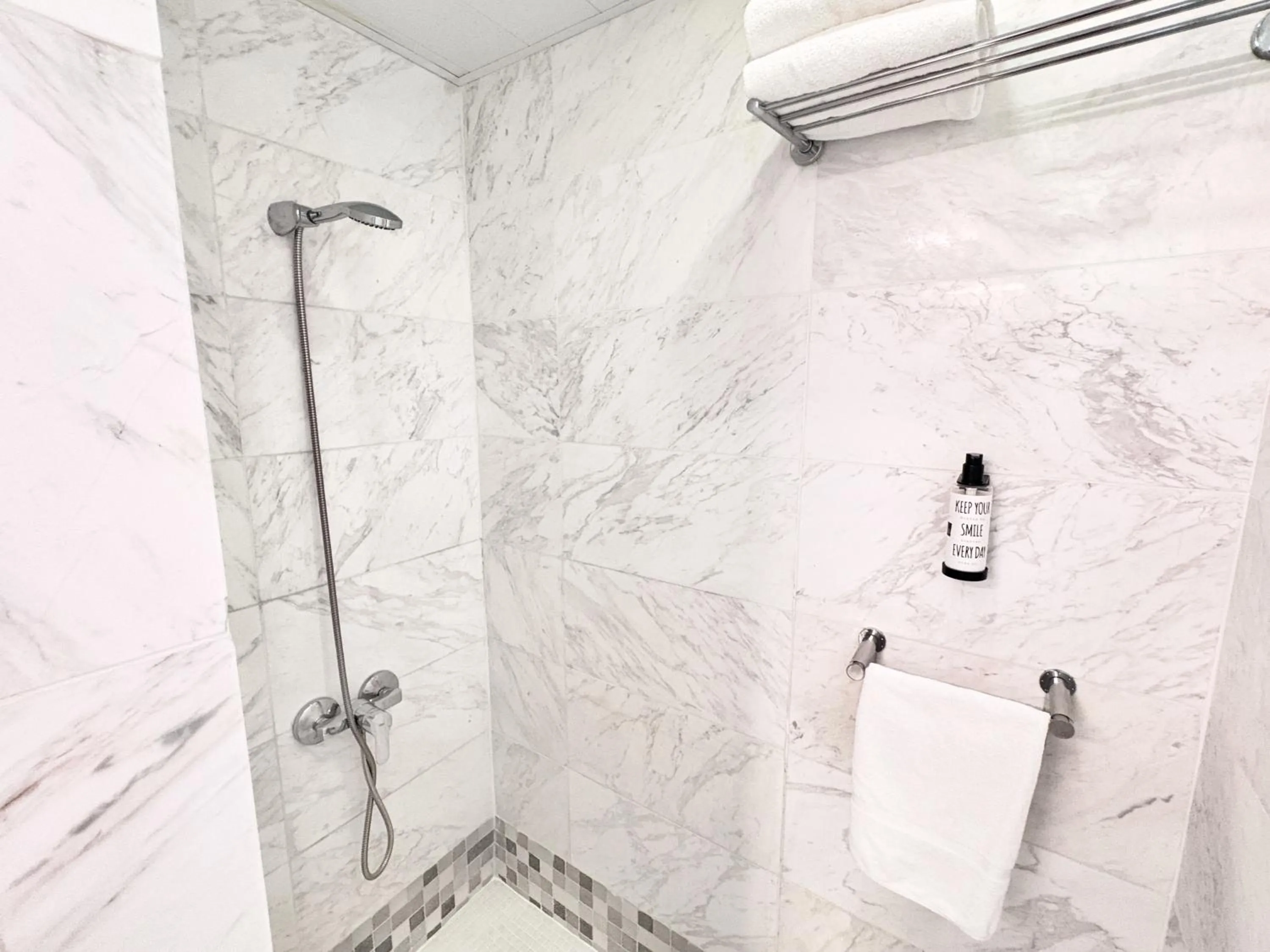 Shower in Eurohotel Barcelona Granvia Fira