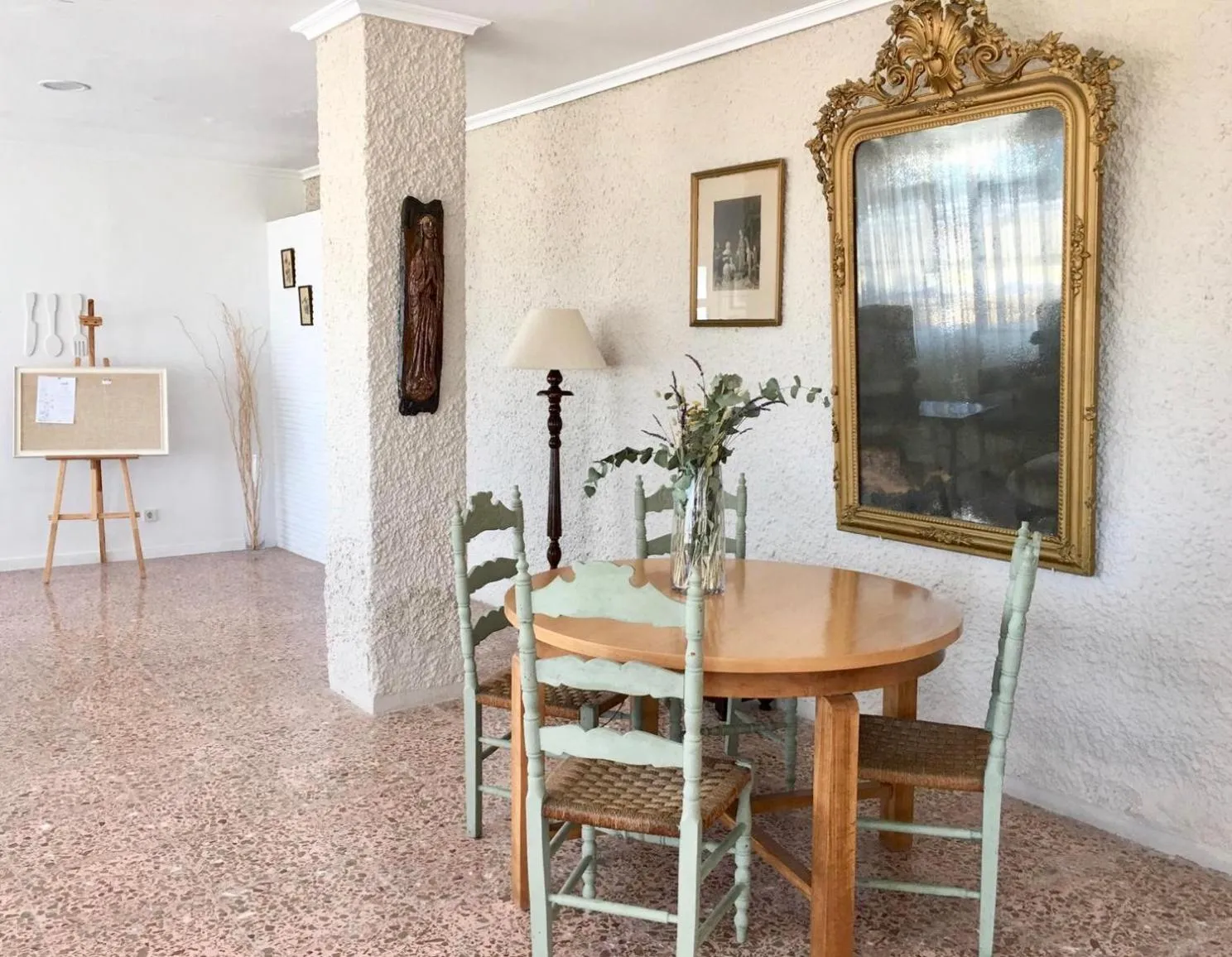 Communal lounge/ TV room in Hostal San Juan