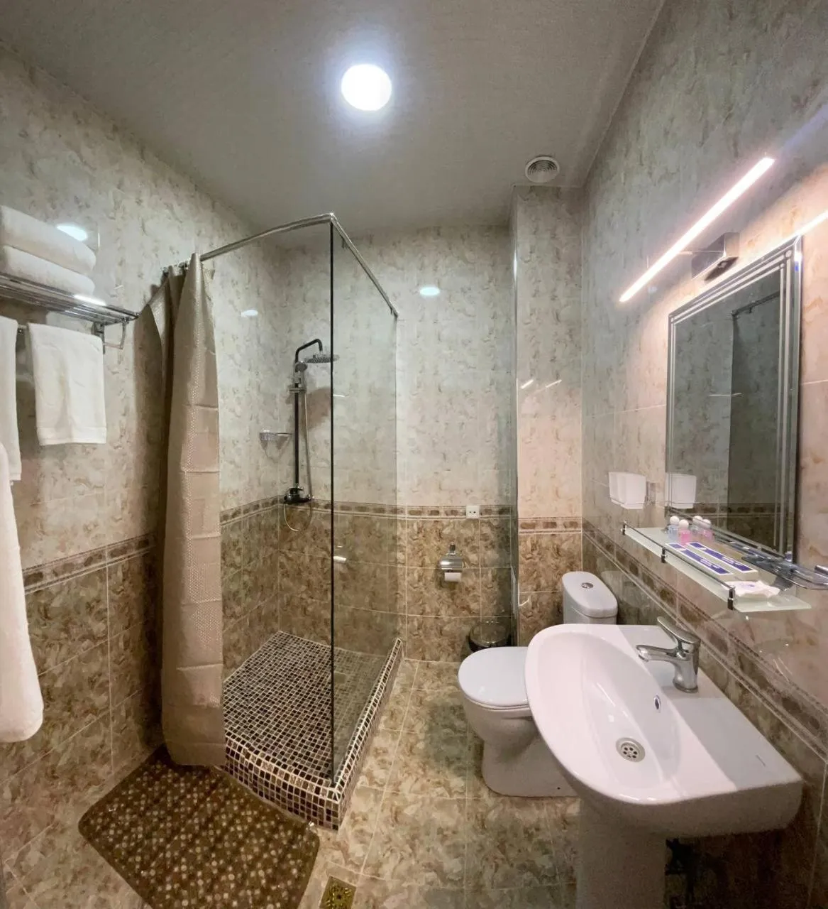 Shower in Khan Palace Hotel