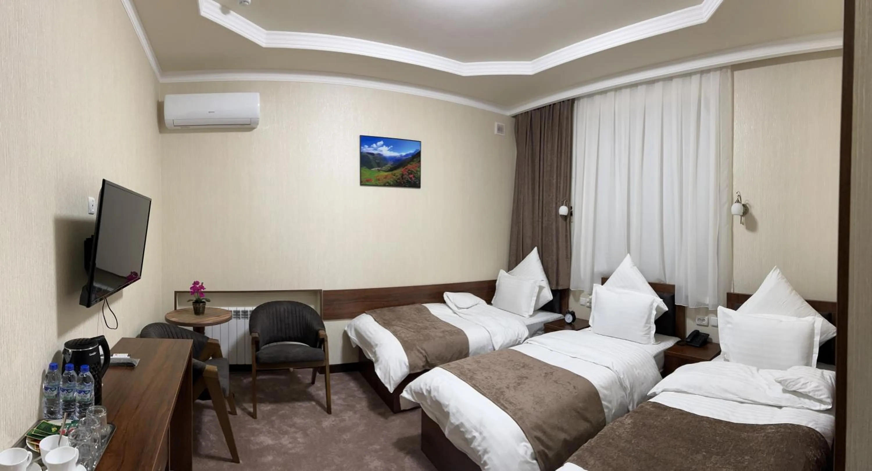 Photo of the whole room, Bed in Khan Palace Hotel