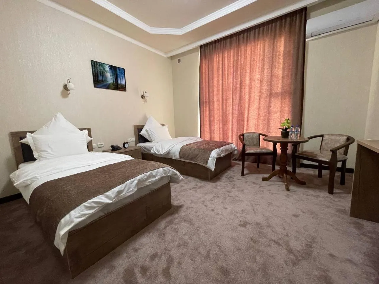 Photo of the whole room, Bed in Khan Palace Hotel