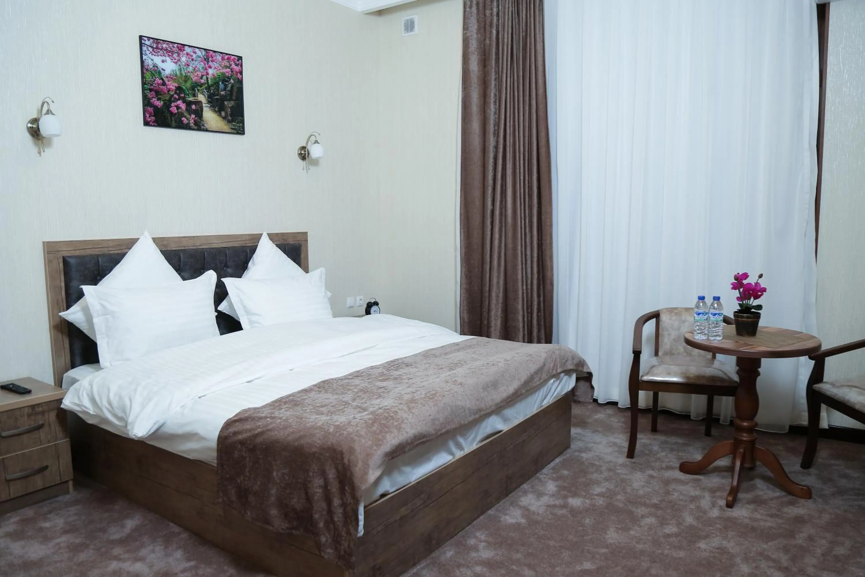 Photo of the whole room, Bed in Khan Palace Hotel