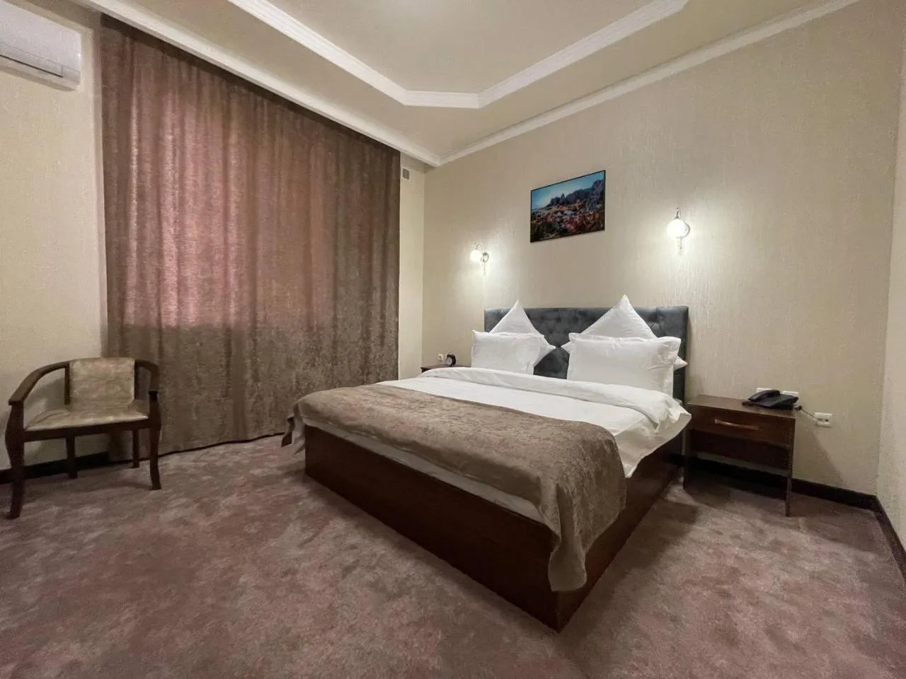 Photo of the whole room, Bed in Khan Palace Hotel