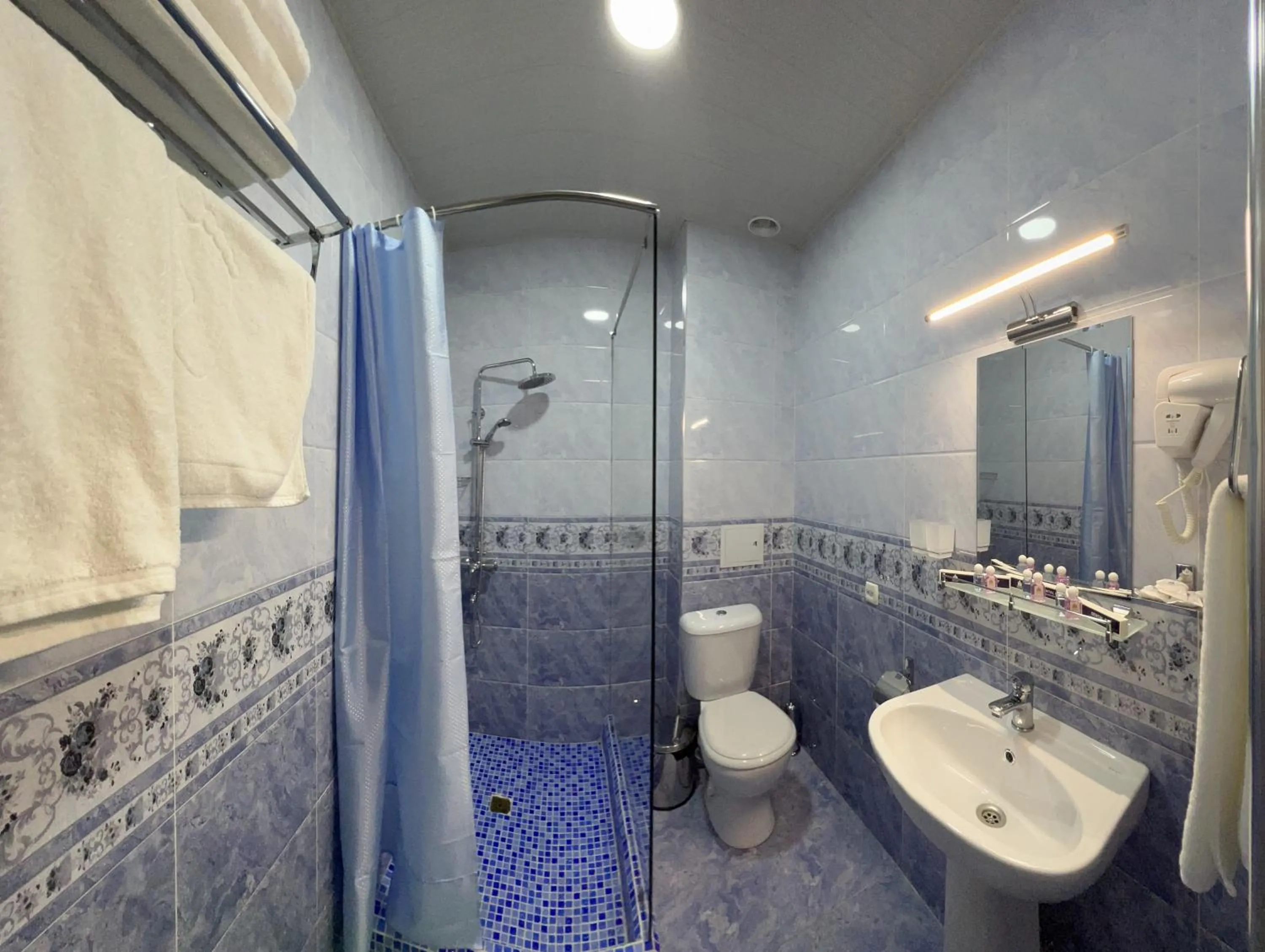 Shower in Khan Palace Hotel