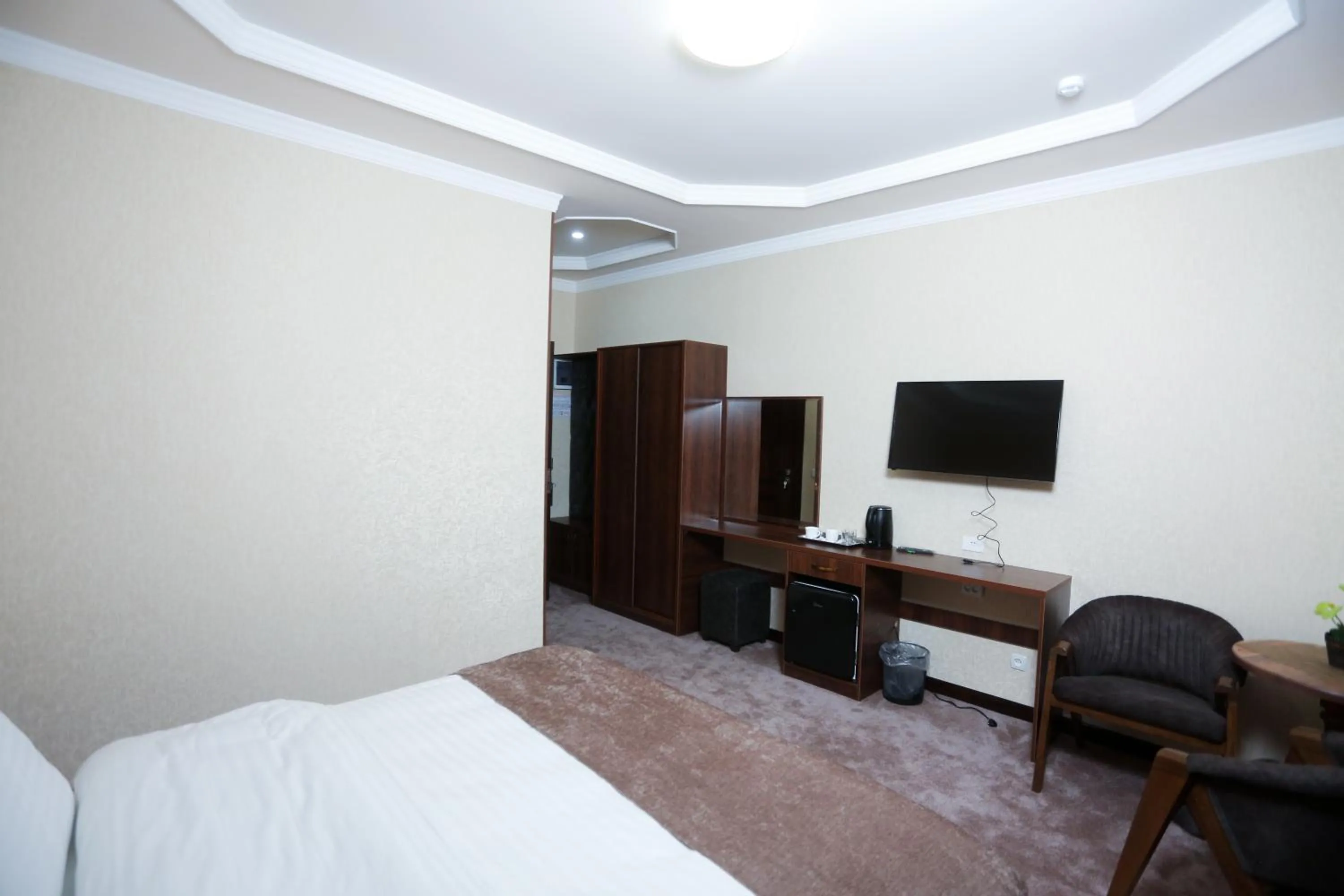 Photo of the whole room, Bed in Khan Palace Hotel