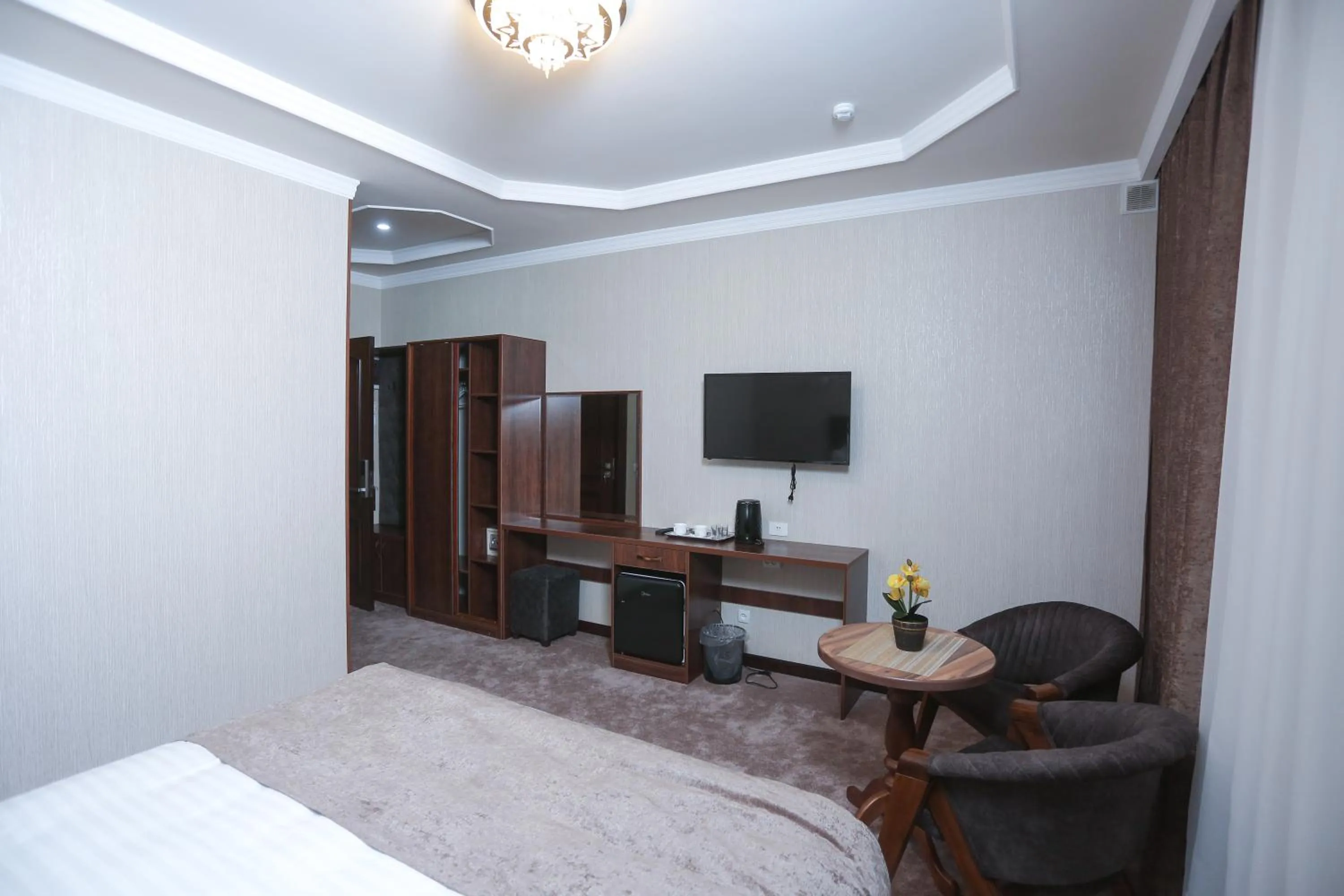 Photo of the whole room, Bed in Khan Palace Hotel