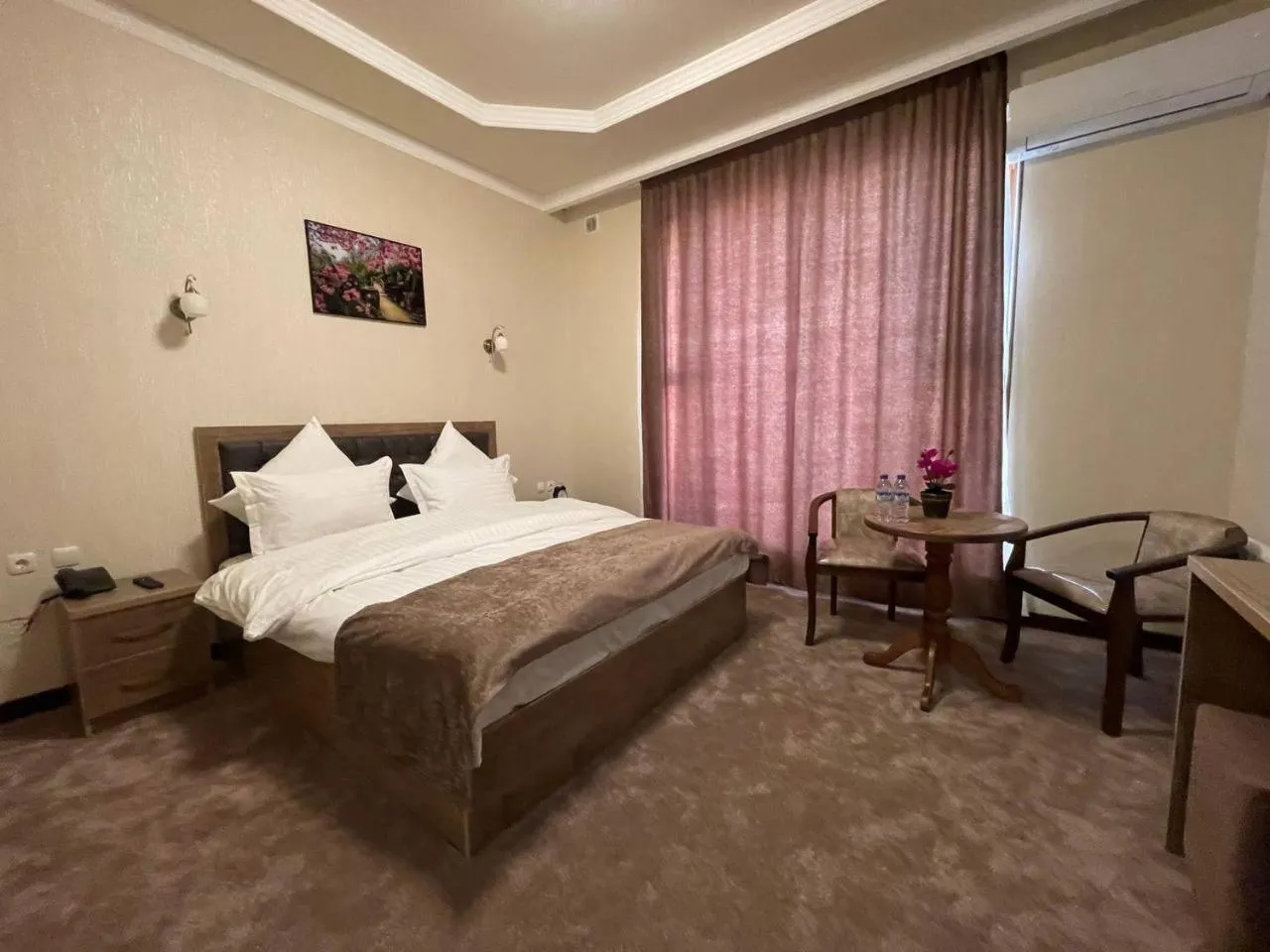 Photo of the whole room, Bed in Khan Palace Hotel