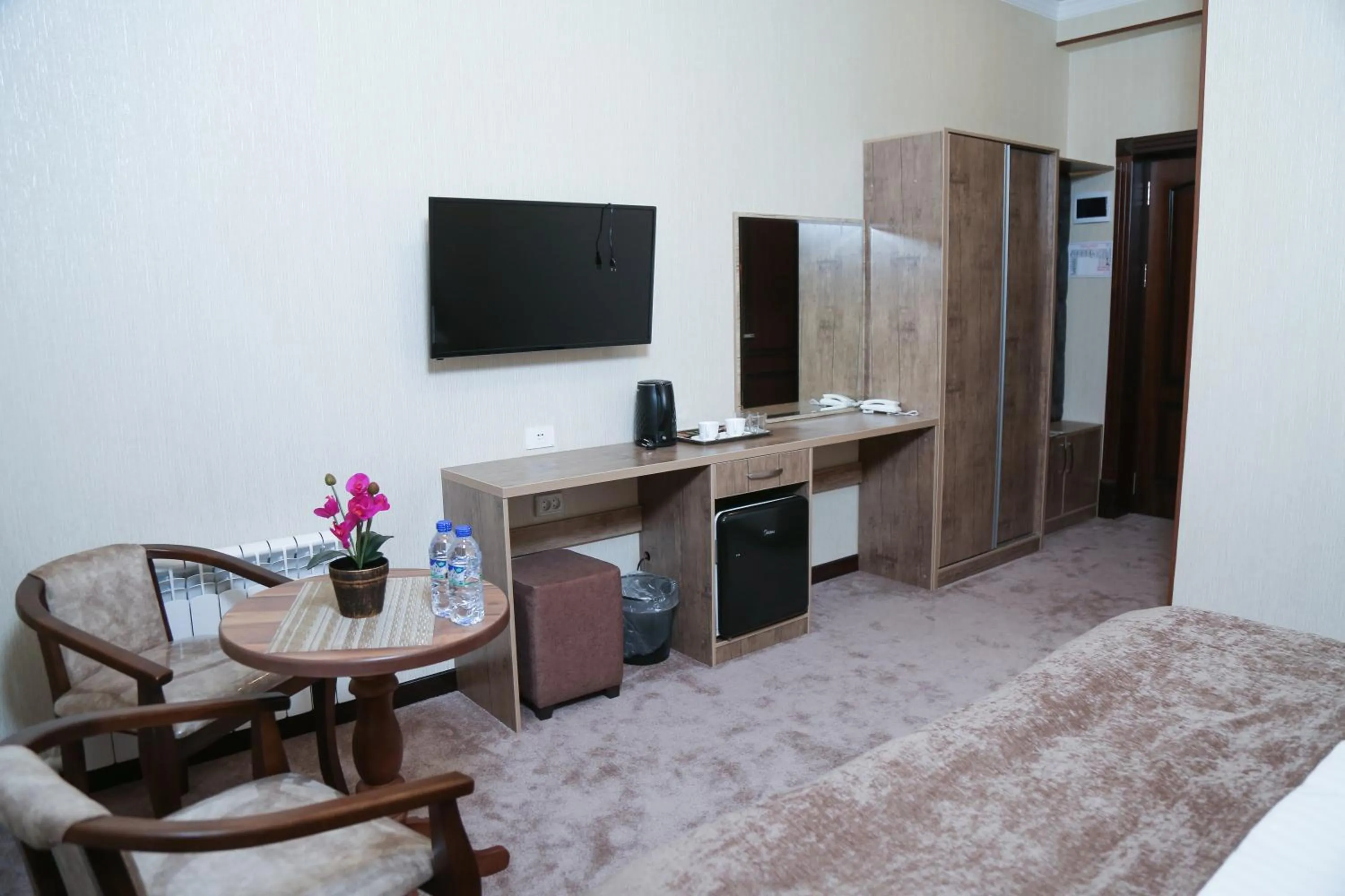 Photo of the whole room, Bed in Khan Palace Hotel