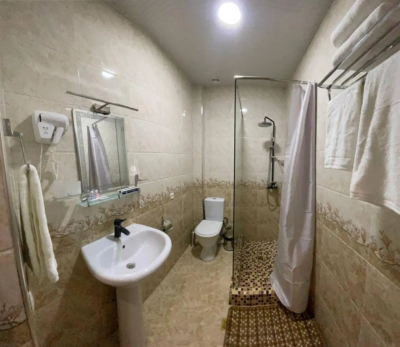 Shower in Khan Palace Hotel