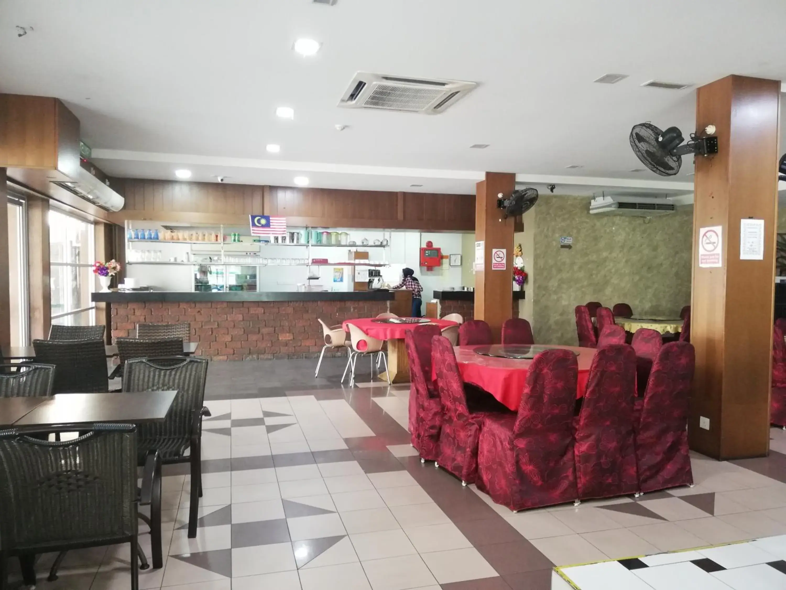 Restaurant/Places to Eat in Hotel Damai