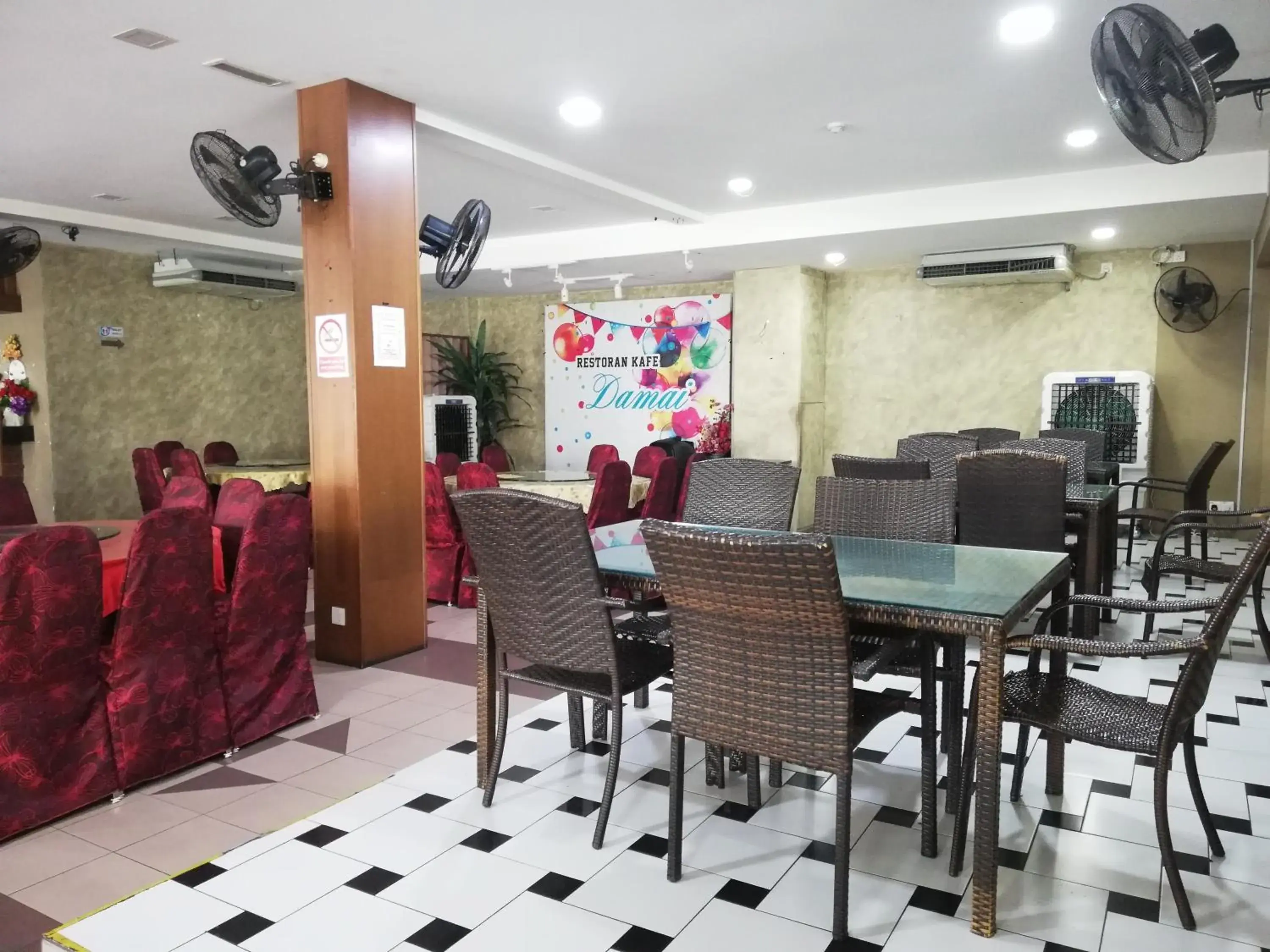 Restaurant/places to eat in Hotel Damai