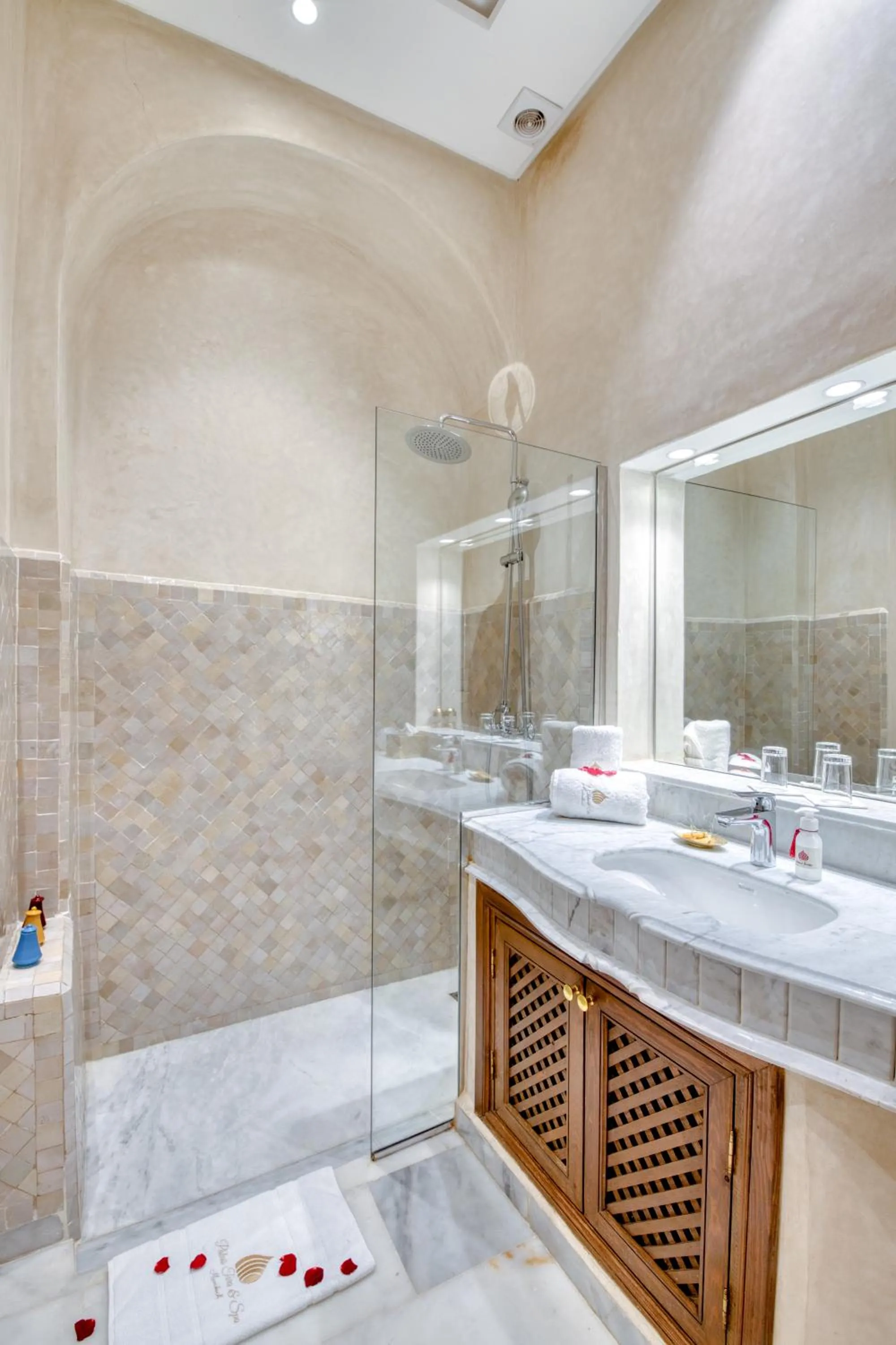 Shower in Palais Tara & Spa