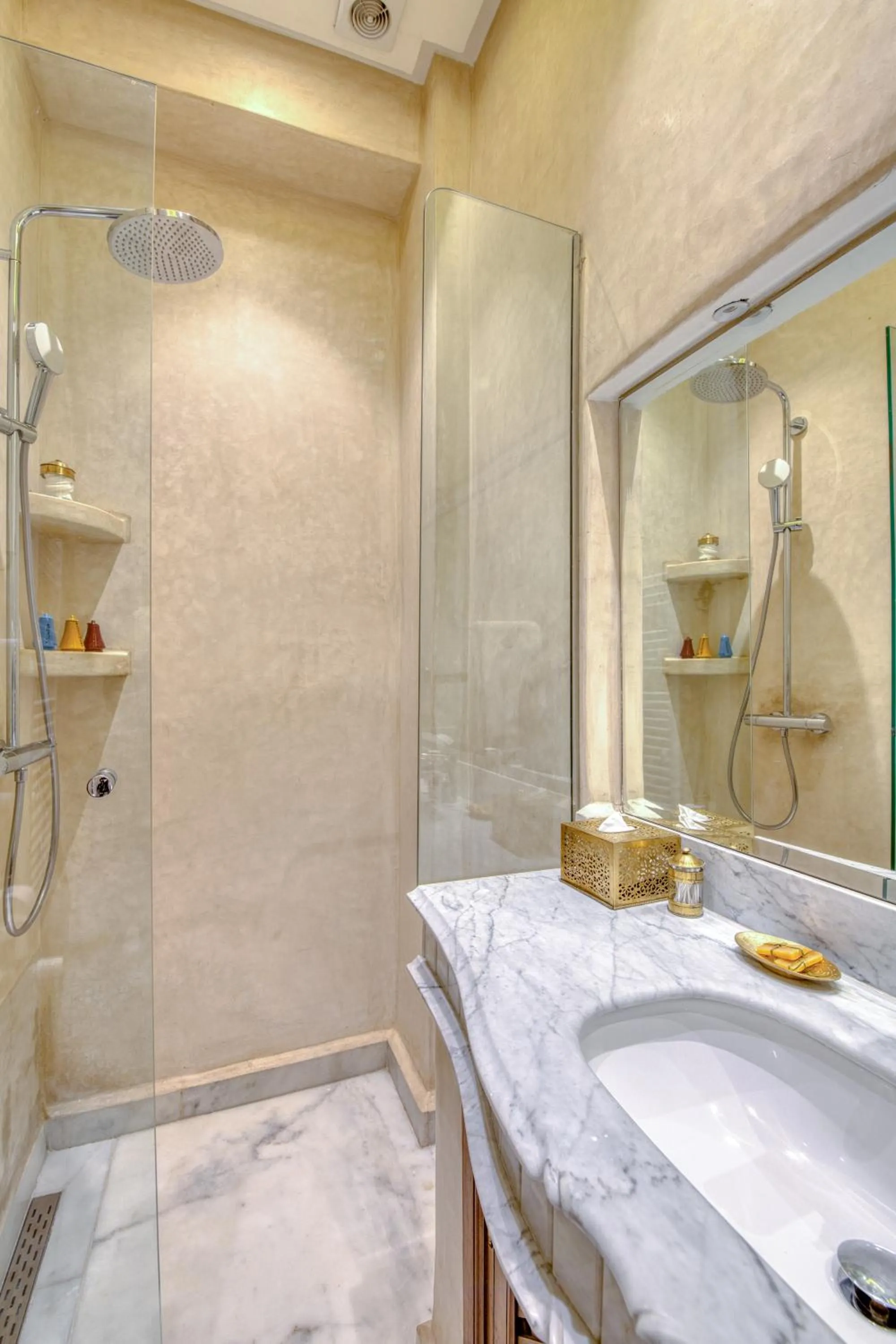 Shower in Palais Tara & Spa