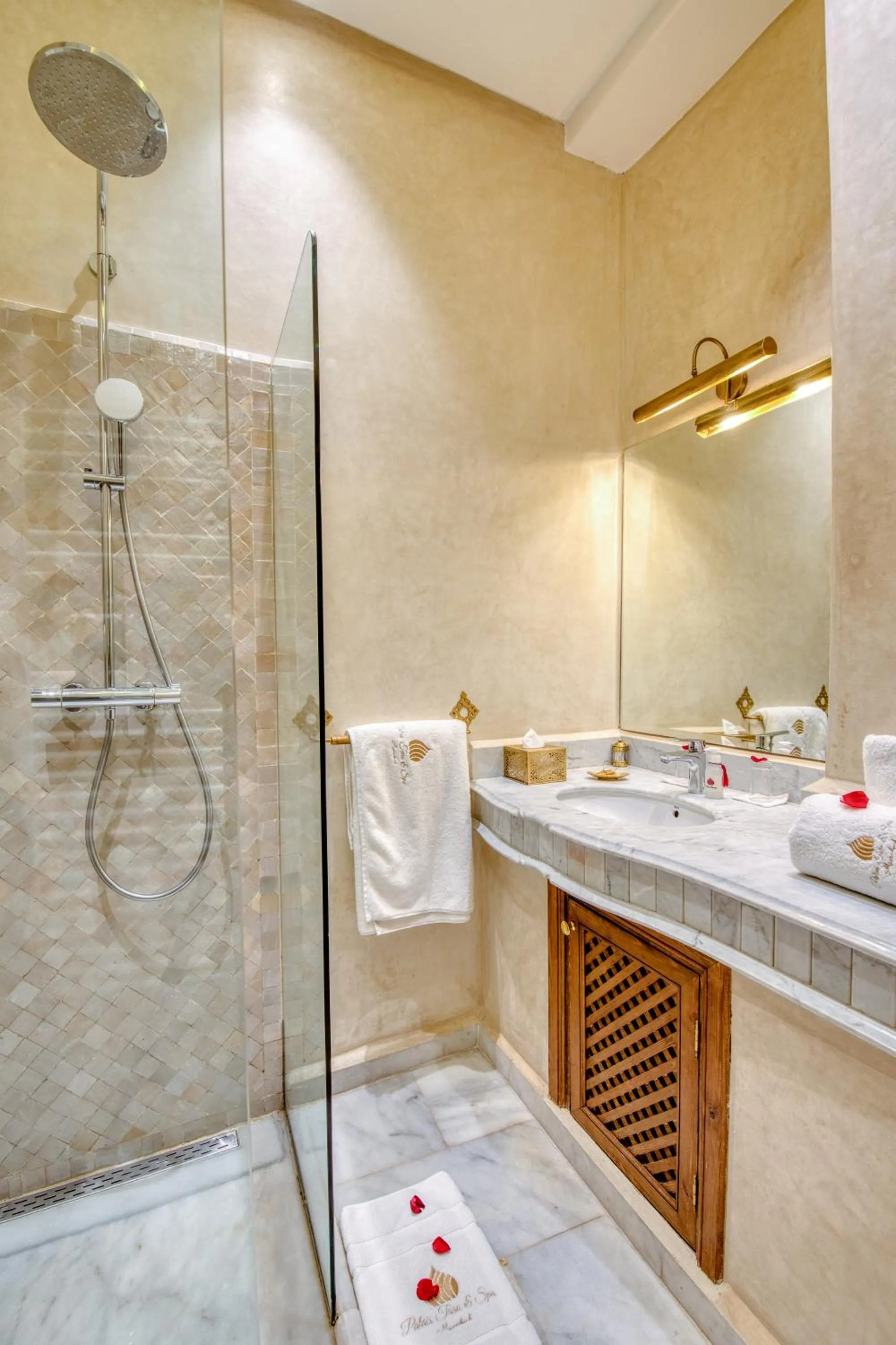 Shower in Palais Tara & Spa