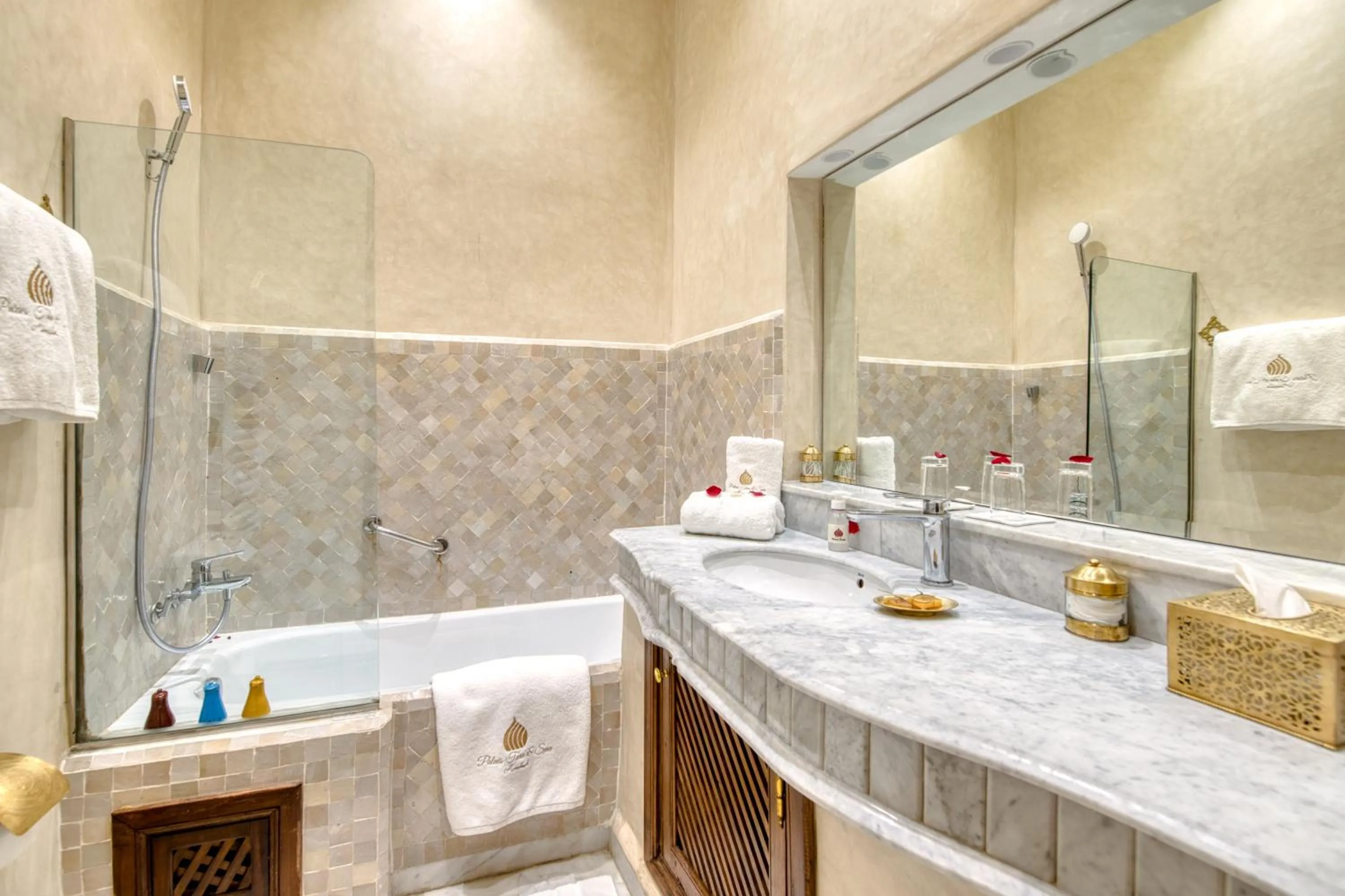 Shower in Palais Tara & Spa