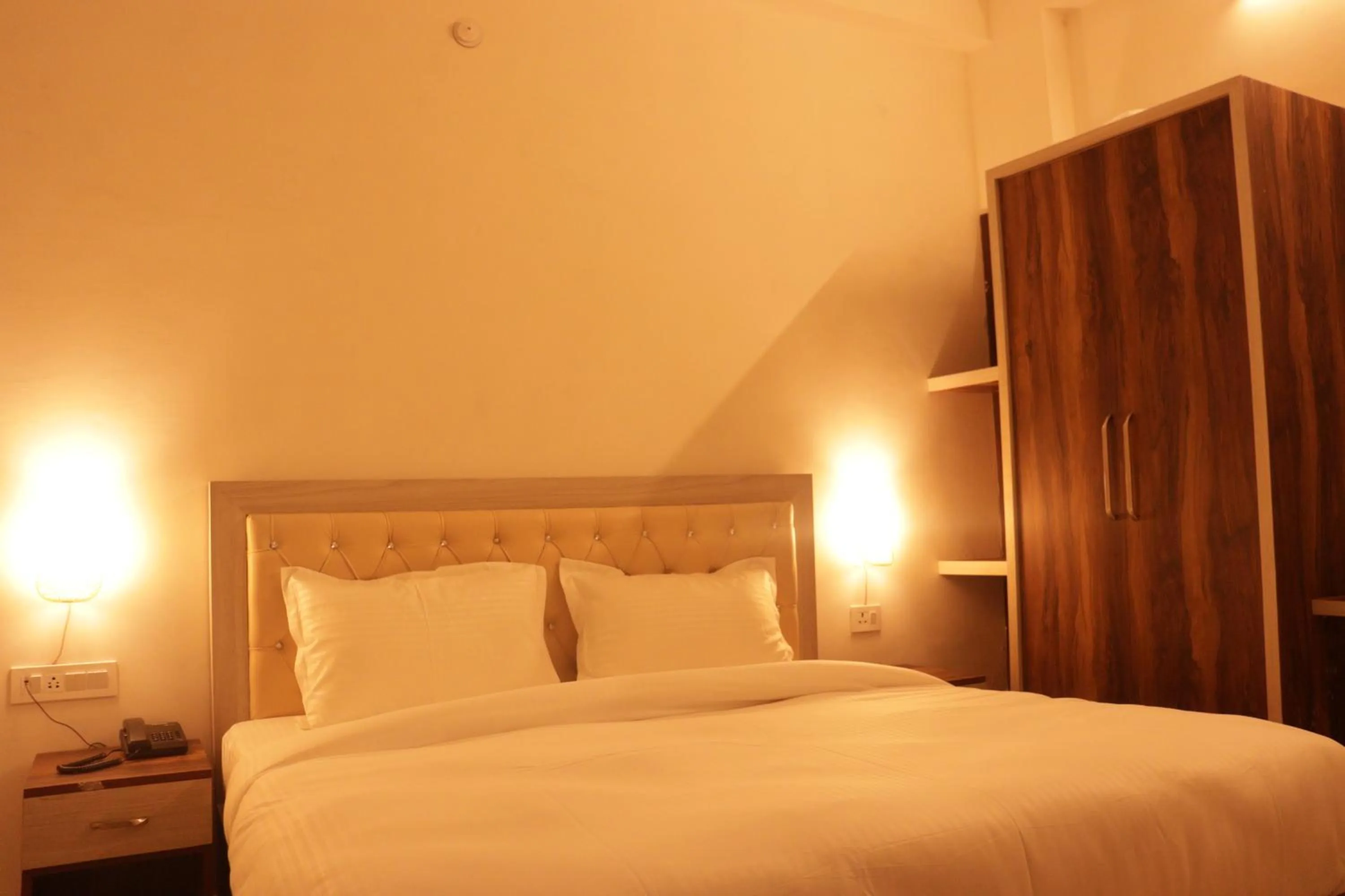 Bedroom, Bed in Paradise Inn