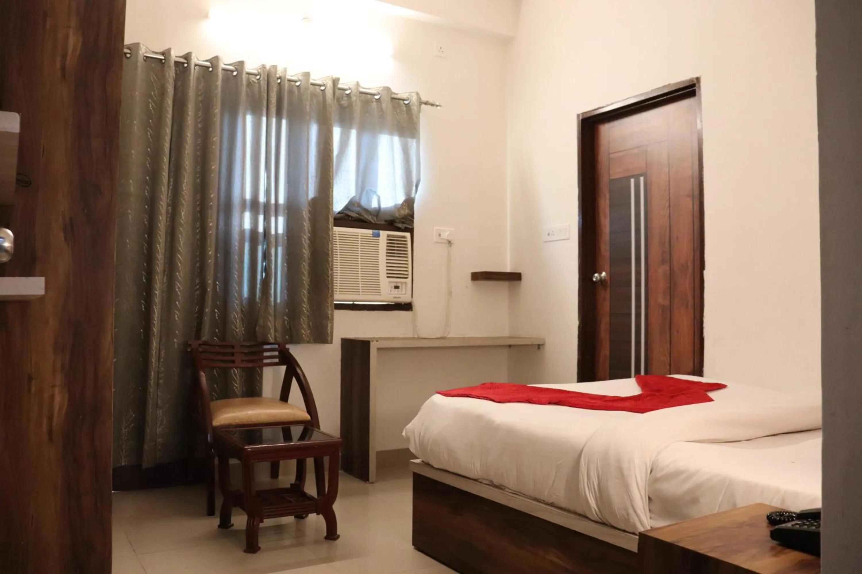 Bedroom, Bed in Paradise Inn