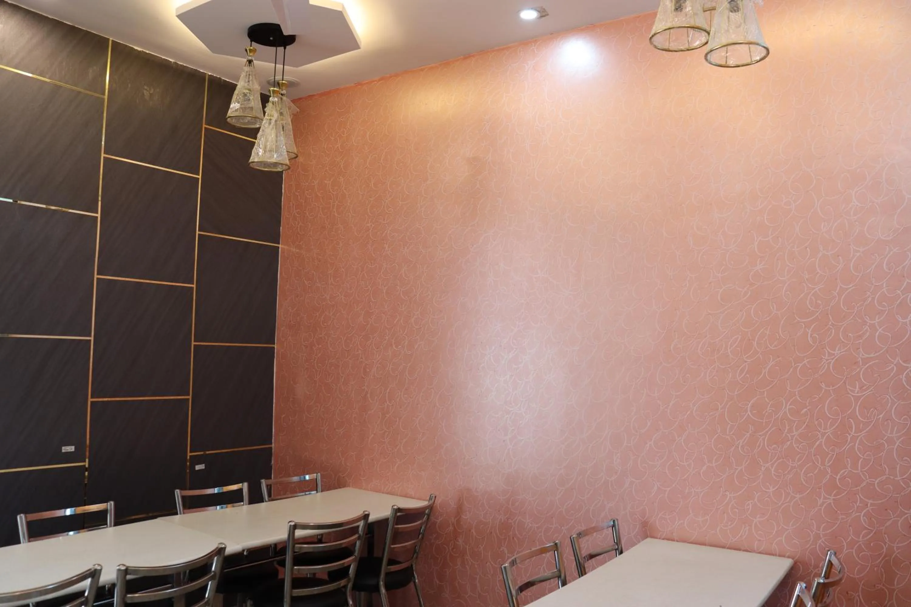 Restaurant/places to eat in Paradise Inn