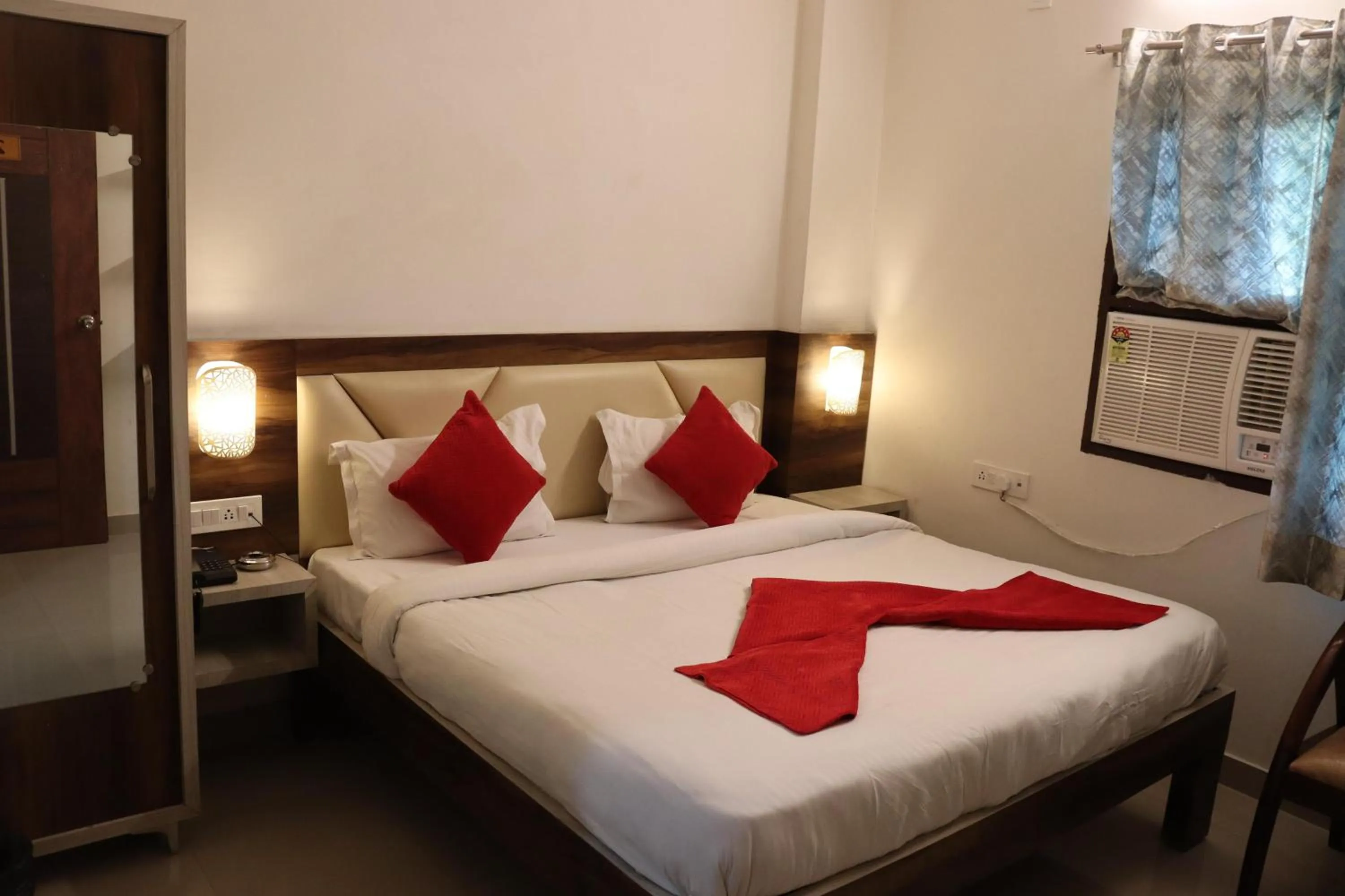 Photo of the whole room, Bed in Paradise Inn