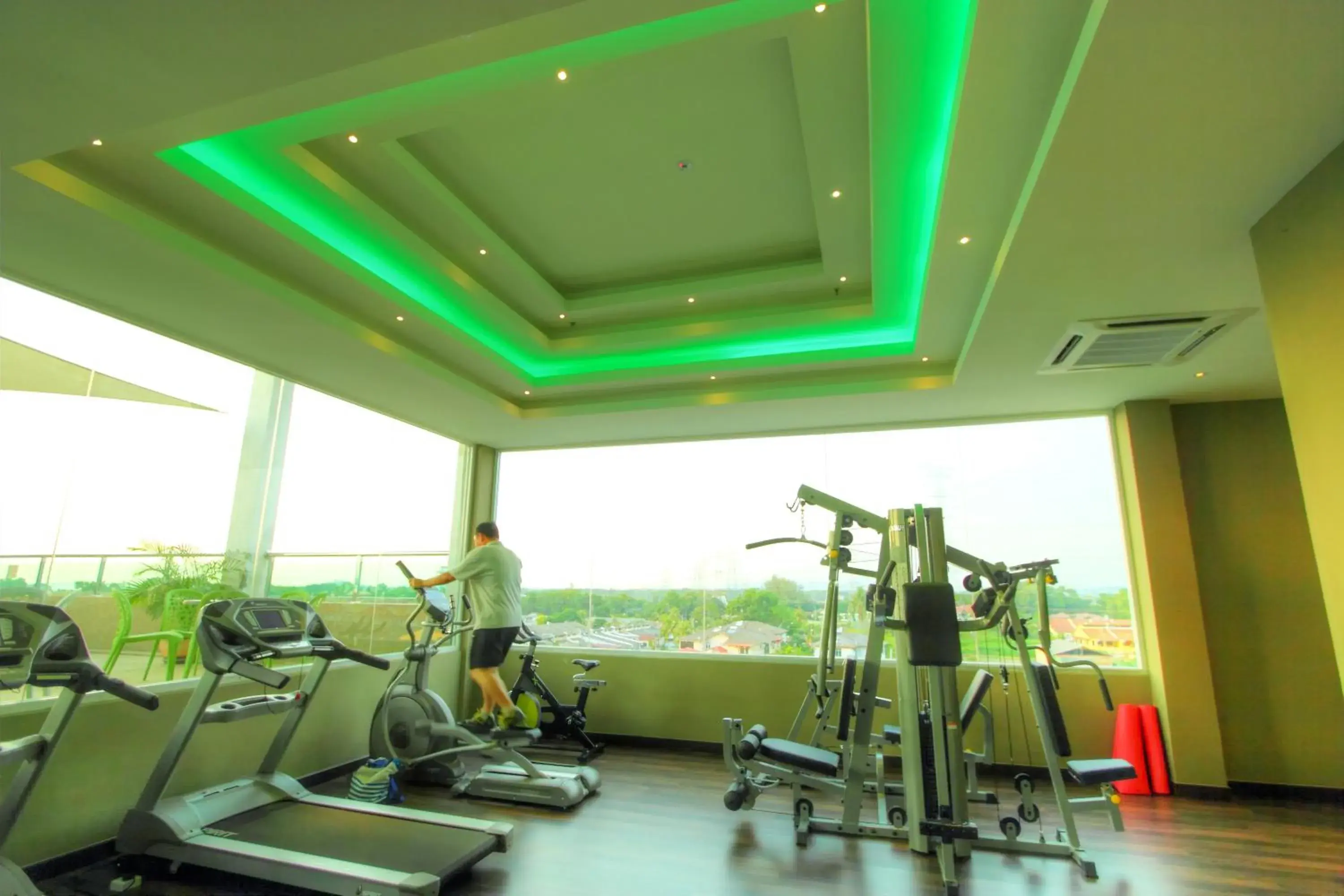 Fitness Center/Facilities in Paradise Spa Hotel