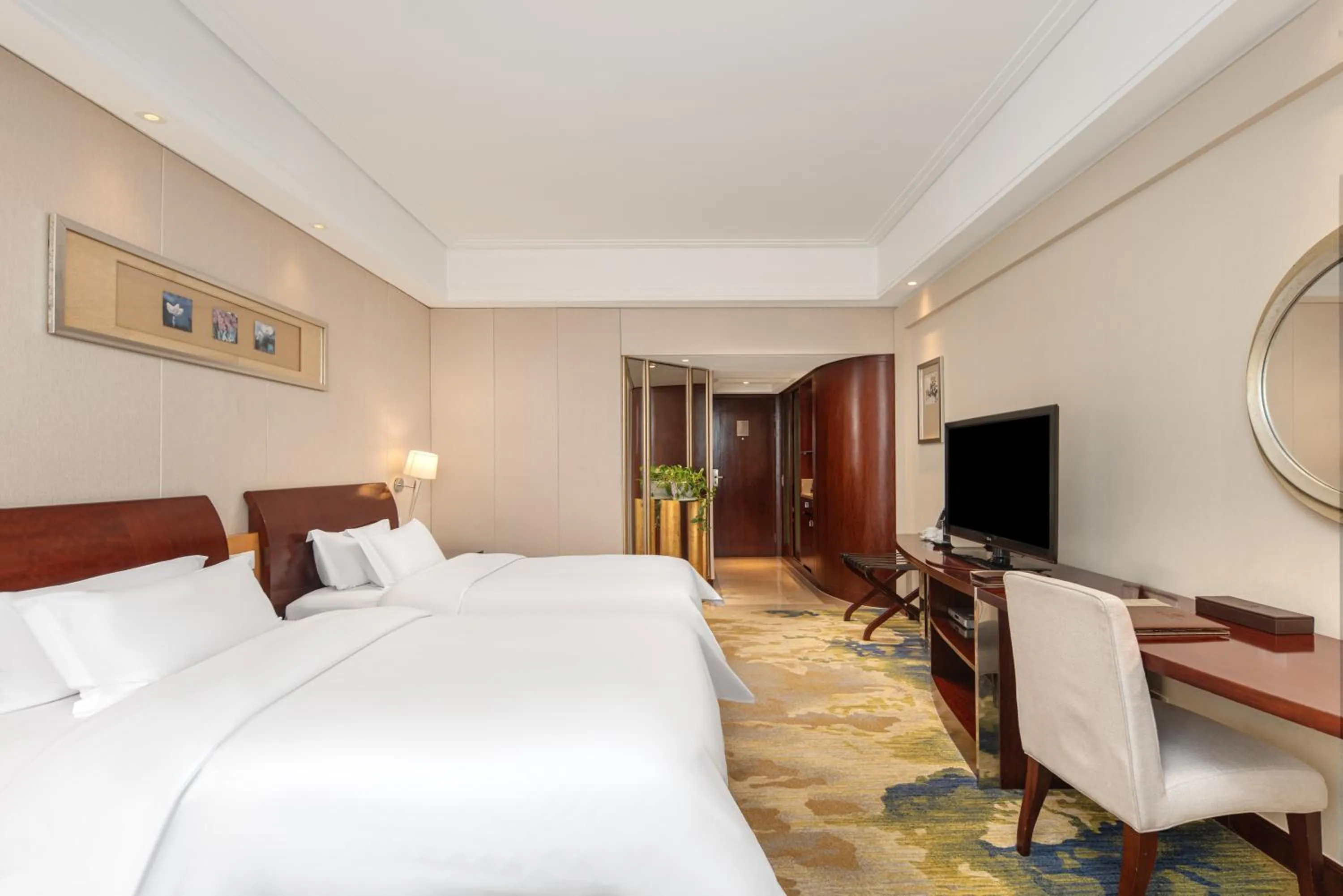 Photo of the whole room, Bed in Plaza Hotel Yuyao