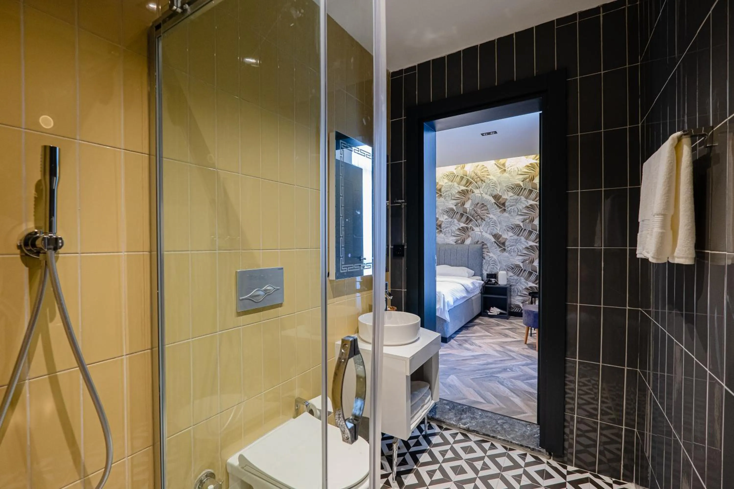 Shower in Angelo Coffee Suites