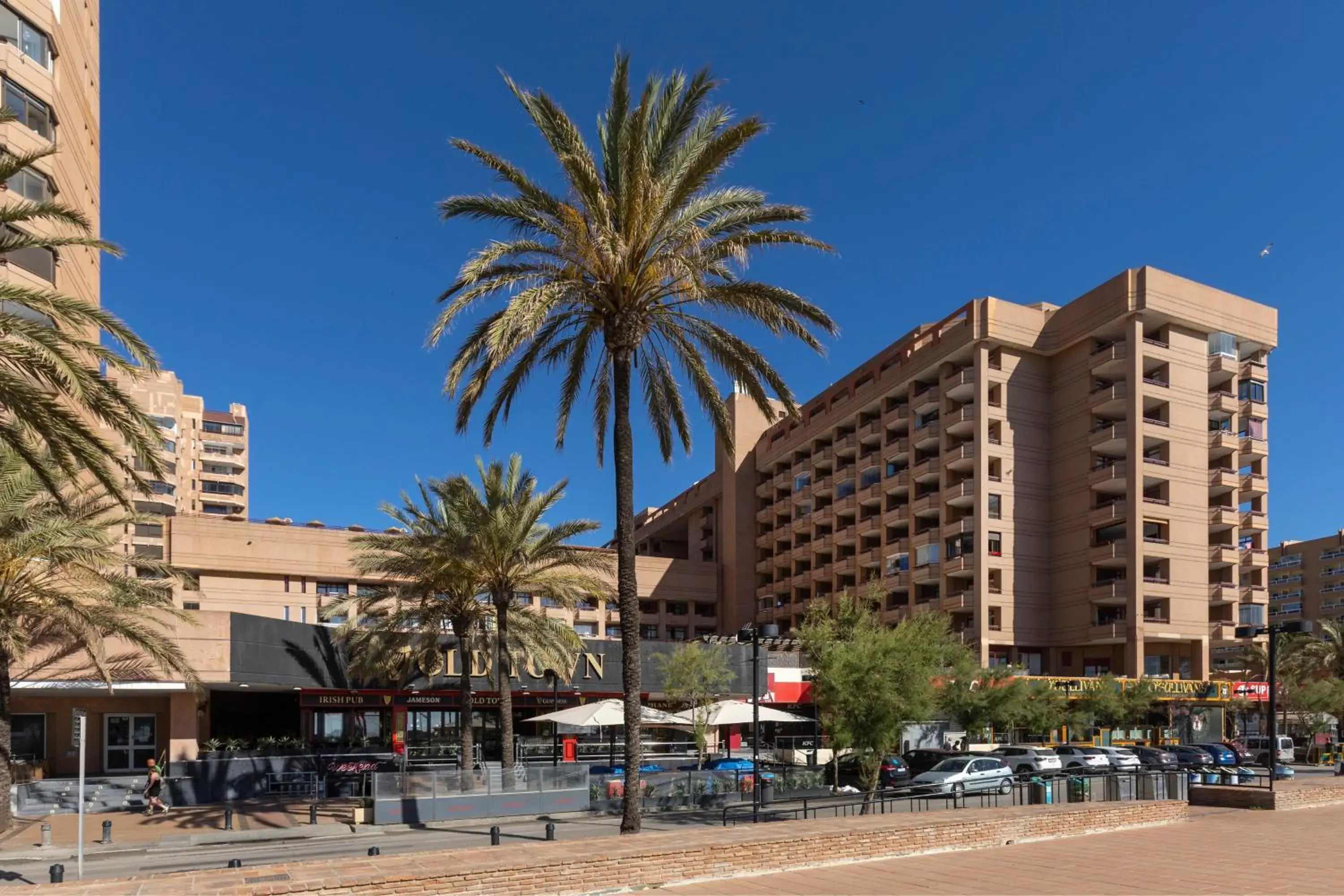 Property building in Las Palmeras Affiliated by FERGUS Property building in Las Palmeras Affiliated by FERGUS