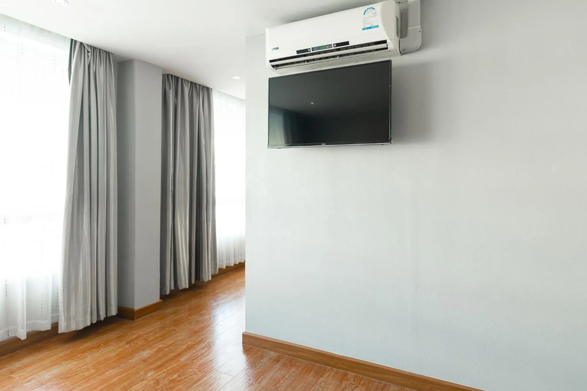 TV and multimedia in CBD Hotel Suratthani