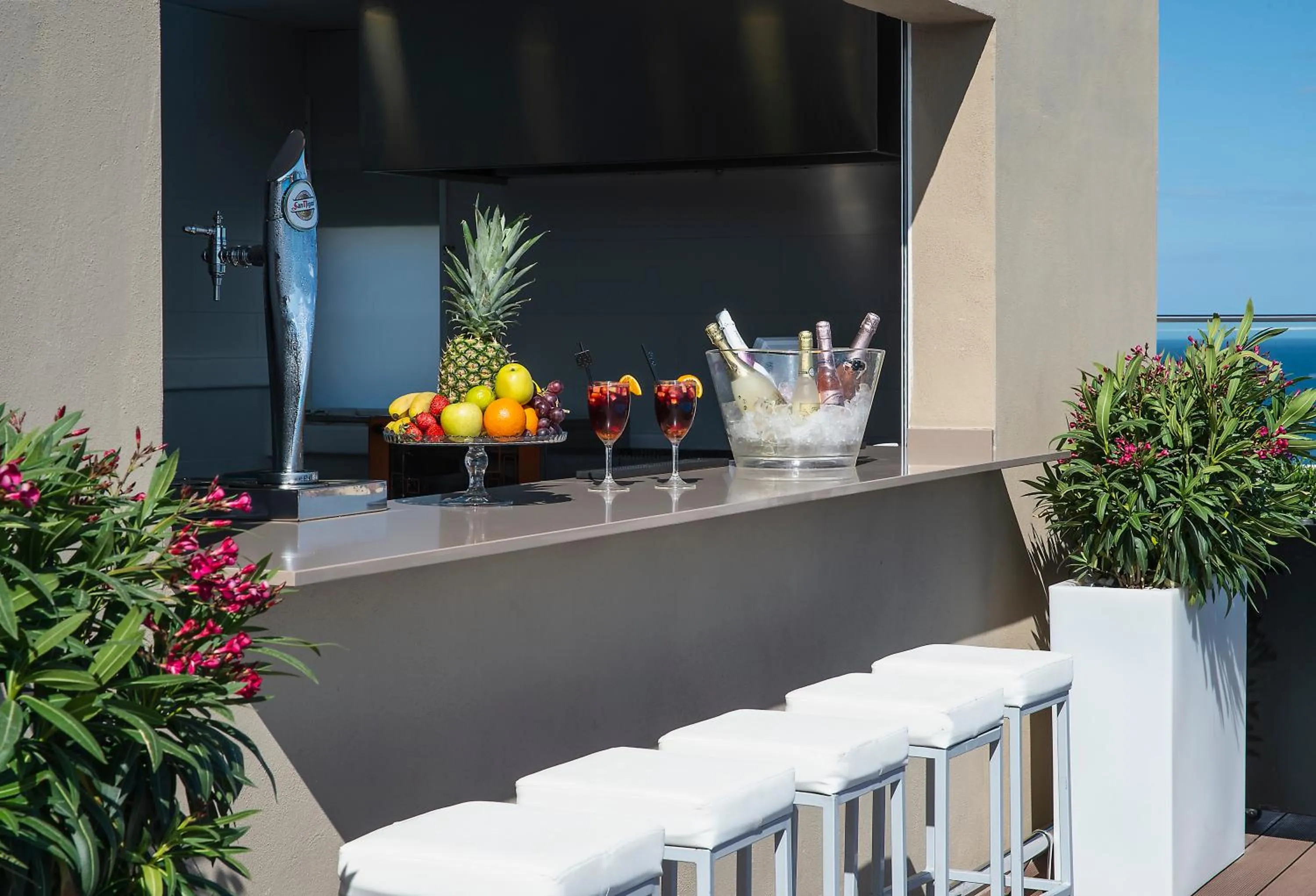 Lounge or bar in Hotel El Puerto by Pierre Vacances