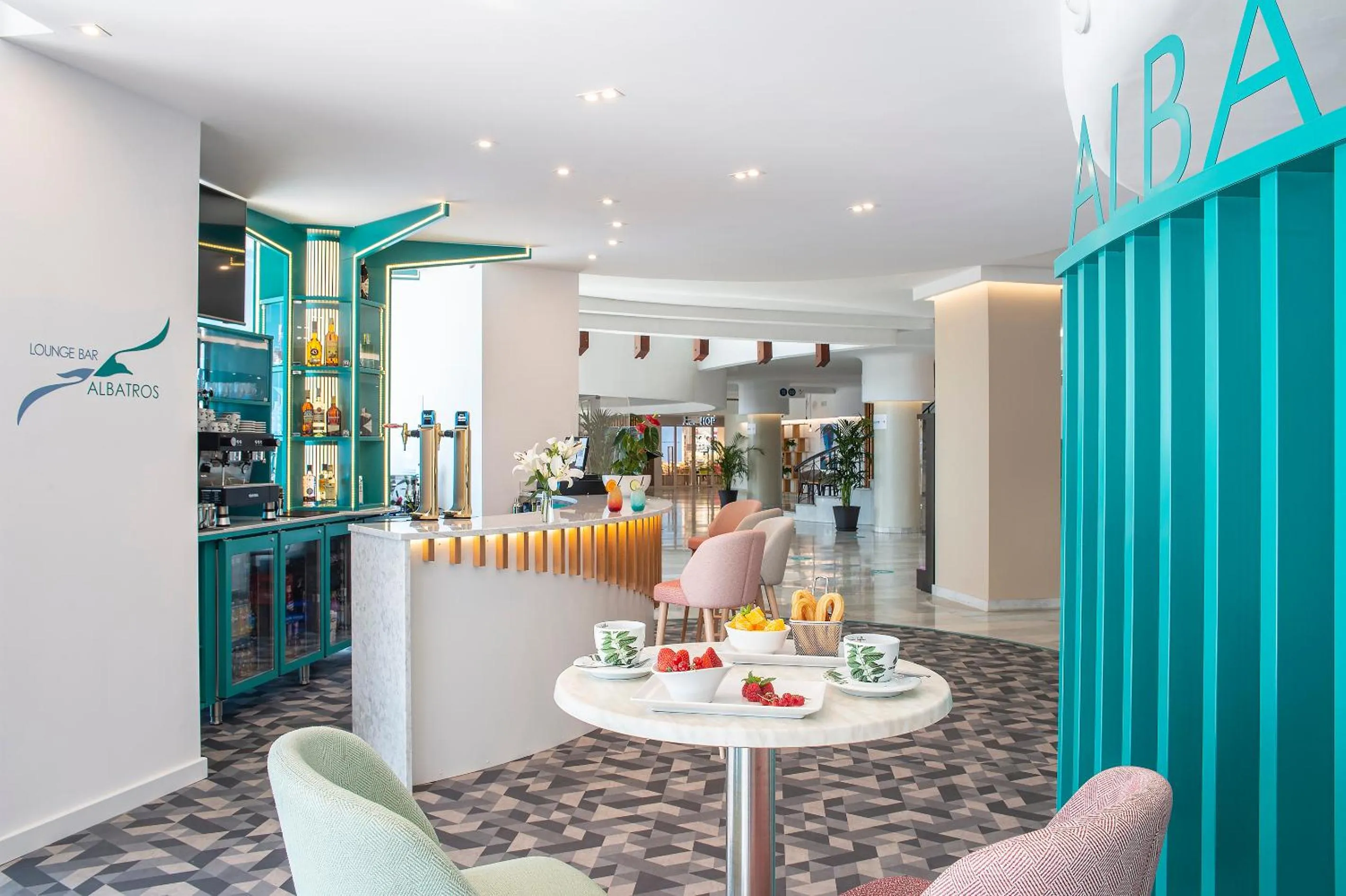 Lounge or bar in Hotel El Puerto by Pierre Vacances