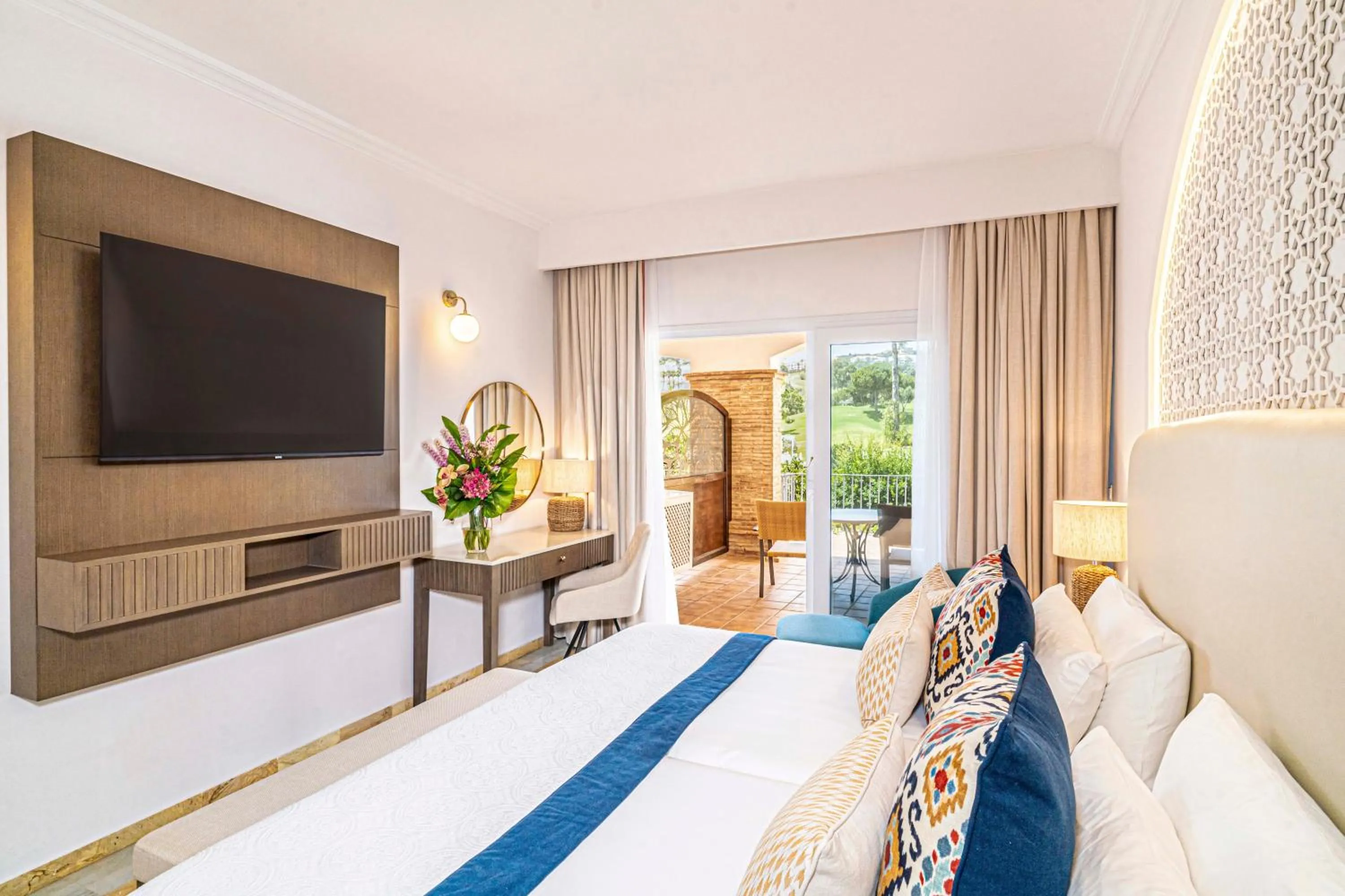 Photo of the whole room, Bed in La Cala Resort