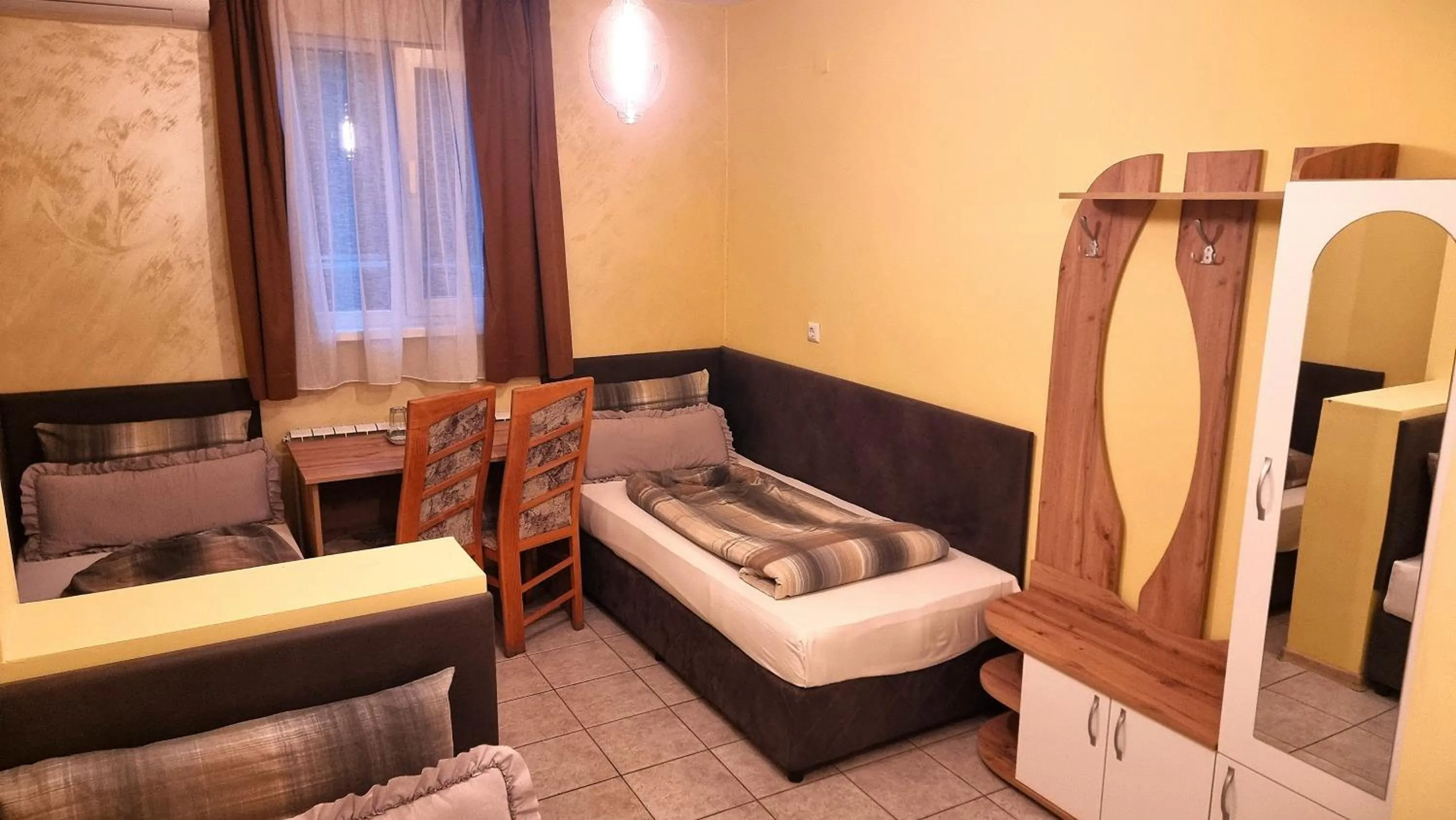 Photo of the whole room, Bed in Jeweller Hotel