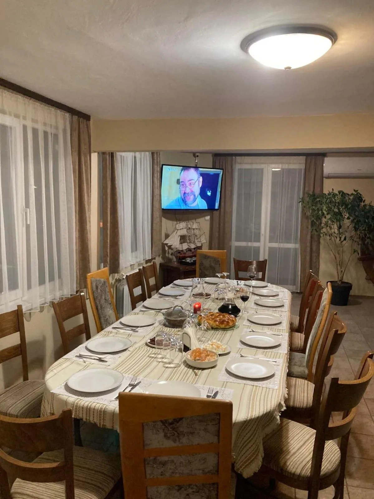 Restaurant/places to eat in Jeweller Hotel