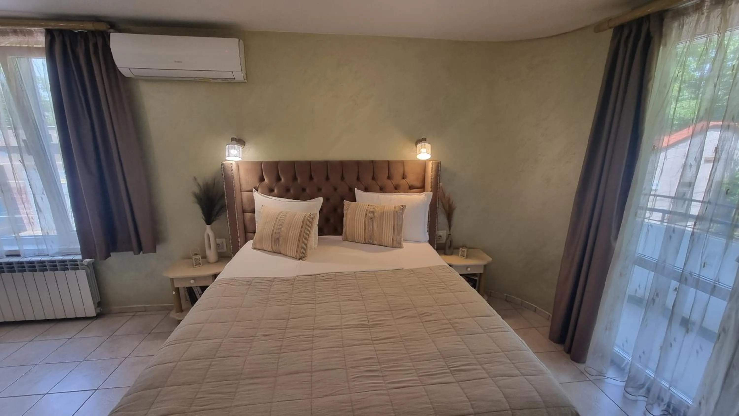 Photo of the whole room, Bed in Jeweller Hotel