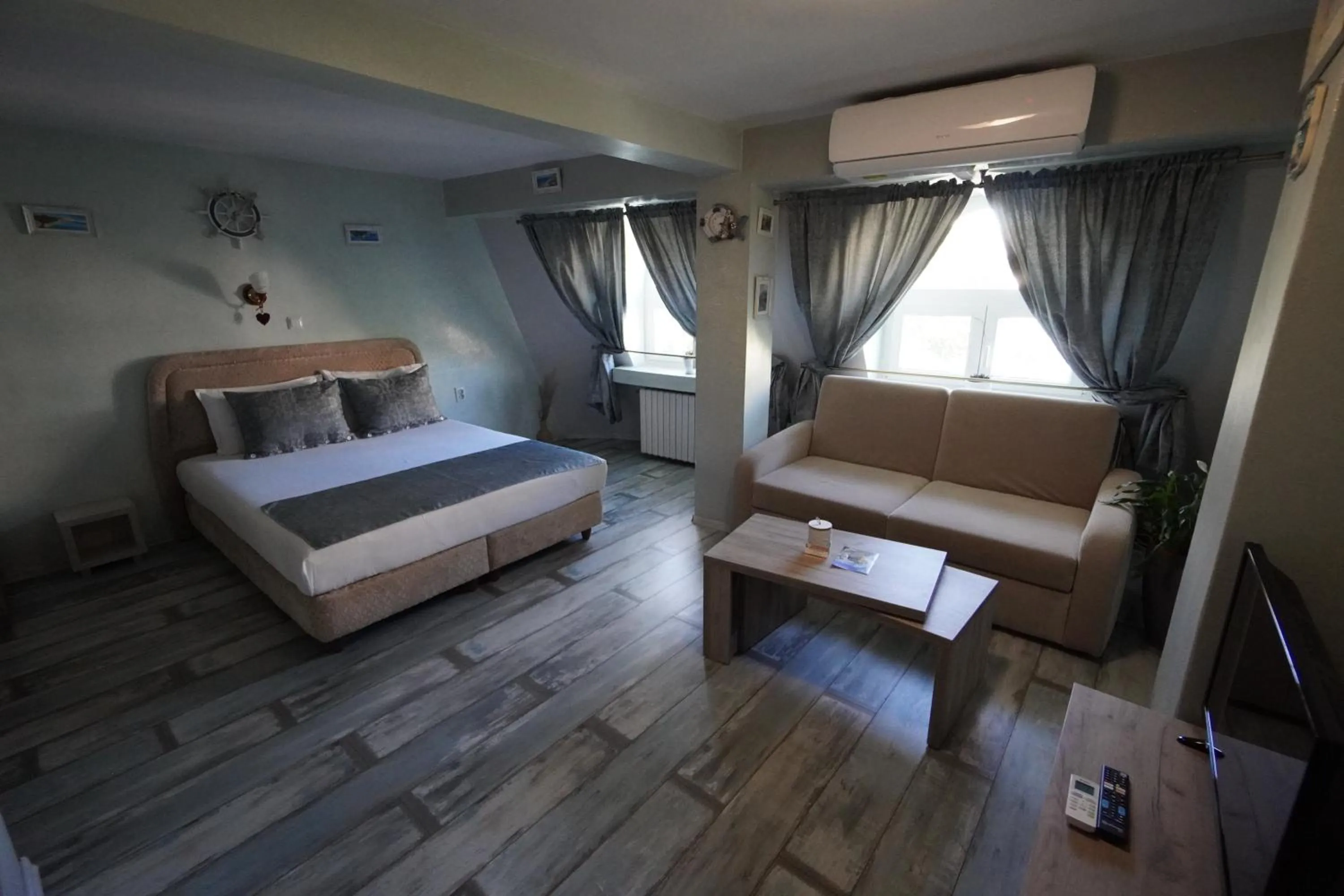 Photo of the whole room, Bed in Jeweller Hotel