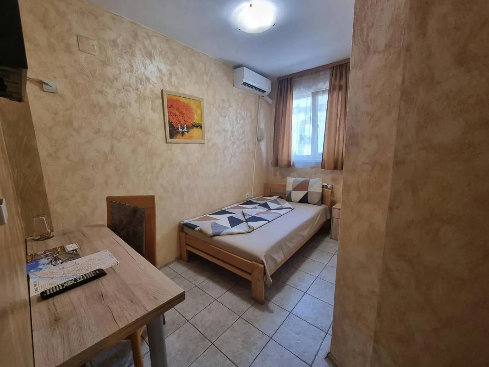 Photo of the whole room, Bed in Jeweller Hotel